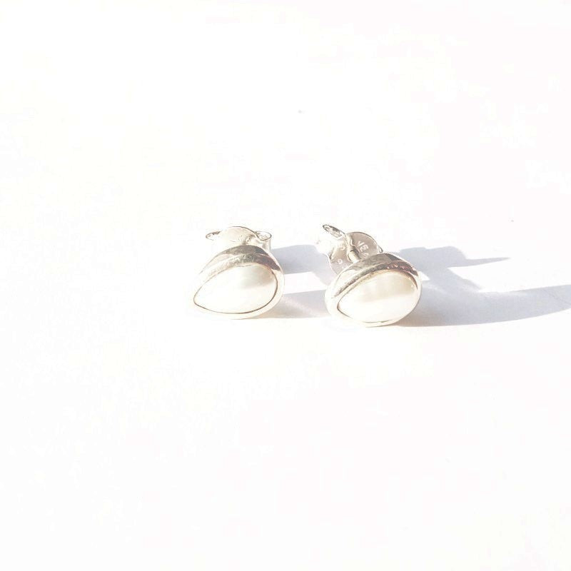 Sidabriniai lašo formos auskarai su tikrais perlais