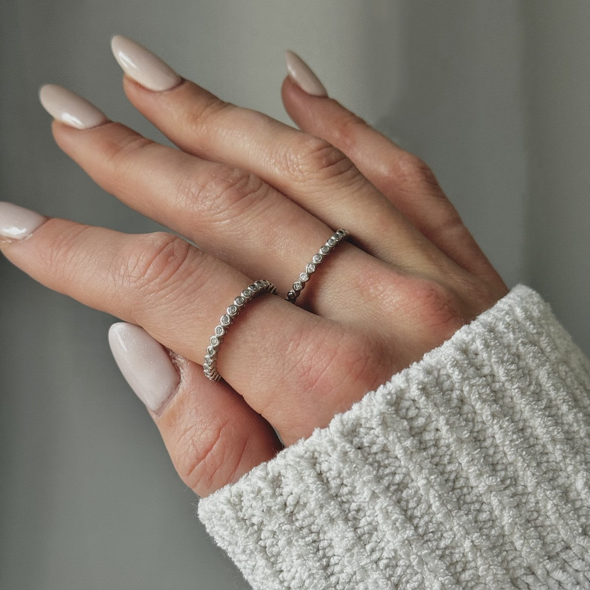 Sidabrinis rodžiuotas 2mm žiedas su cirkonio akutėmis