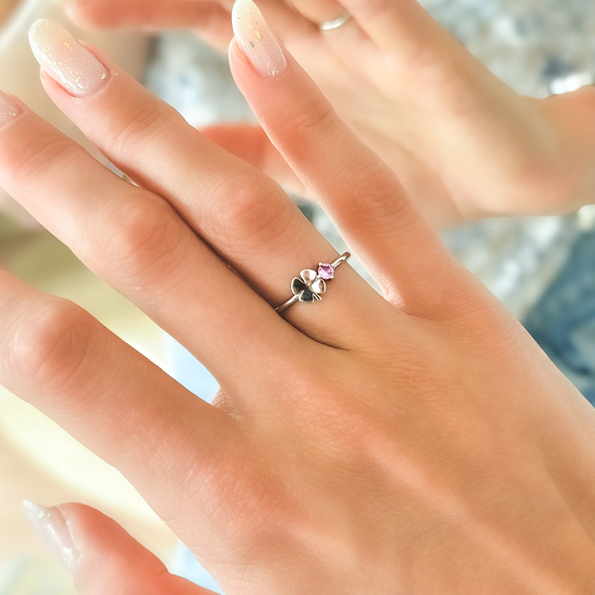 Sidabrinis rodžiuotas reg. dydžio žiedas su keturlapiu dobilu