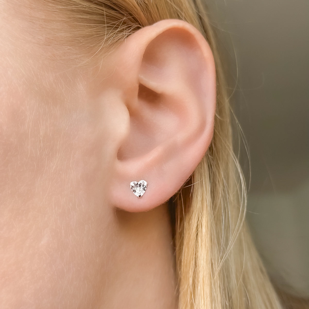 Sidabriniai auskariukai su 6 mm širdelės formos cirkoniu