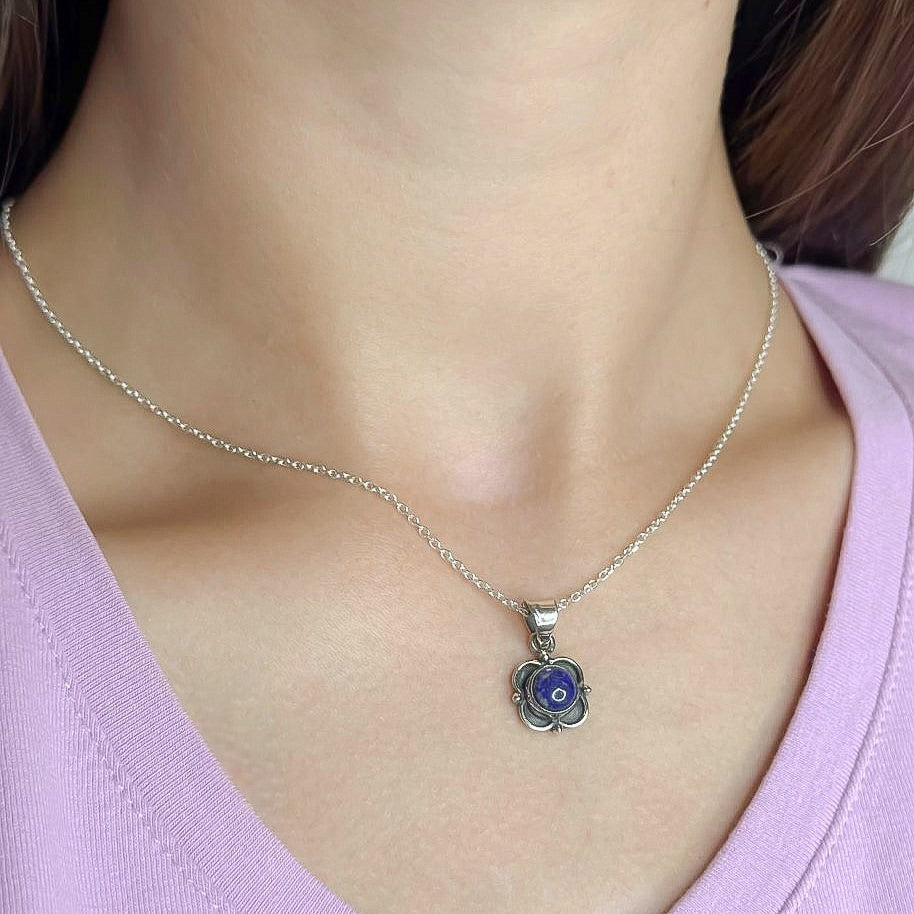 Oksiduoto sidabro pakabukas "Gėlytė" su lazurito akmeniu ir grandinėle