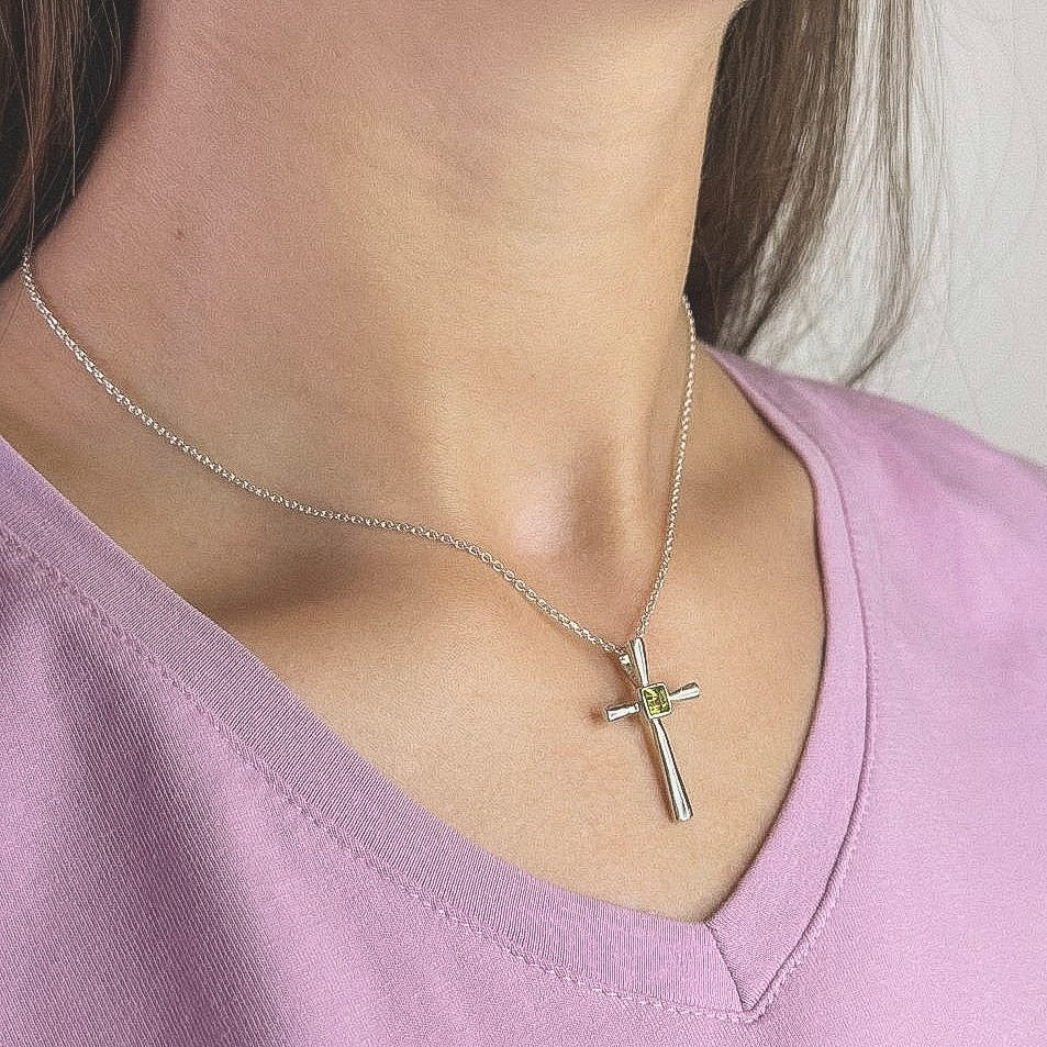 Sidabrinis kryželis su peridoto akmeniu ir grandinėle