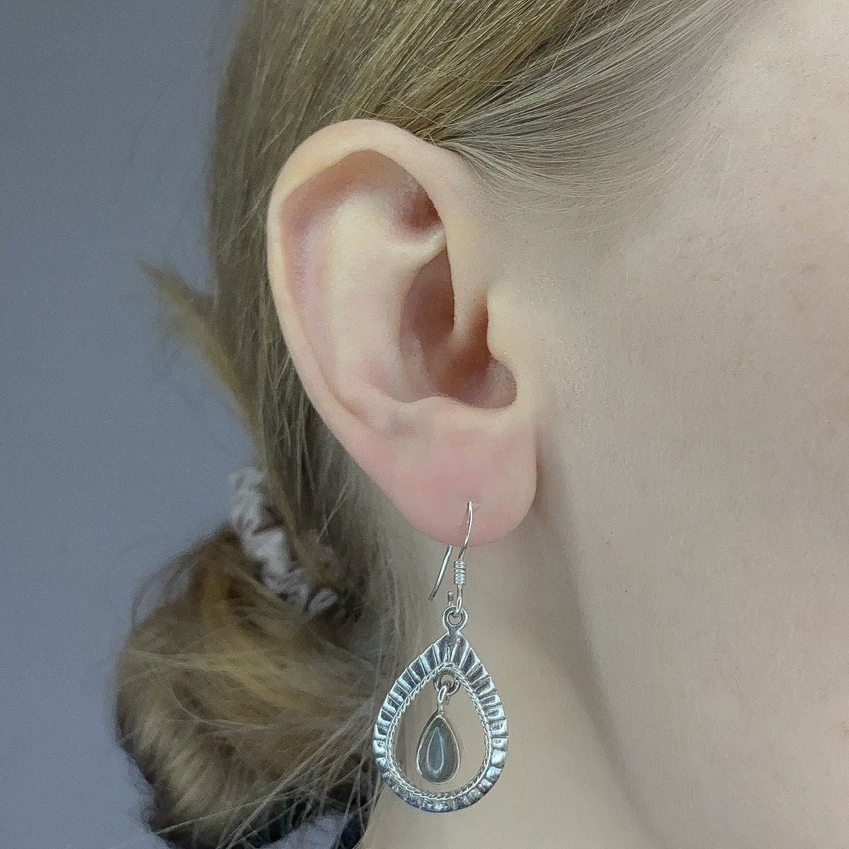 Sidabriniai kabantys auskarai su labradorito akmeniu