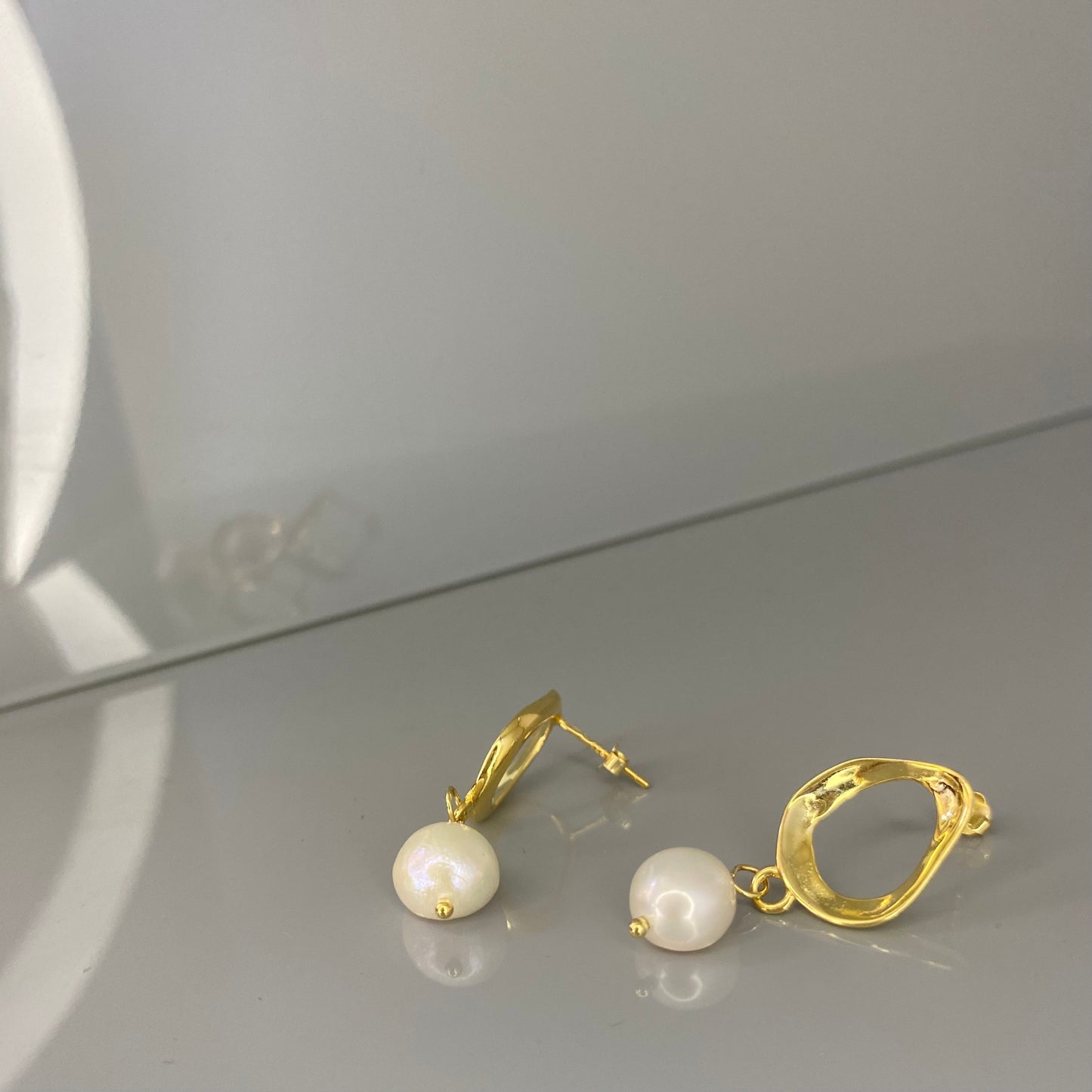 Sidabriniai auksuoti kabantys auskarai su perlu