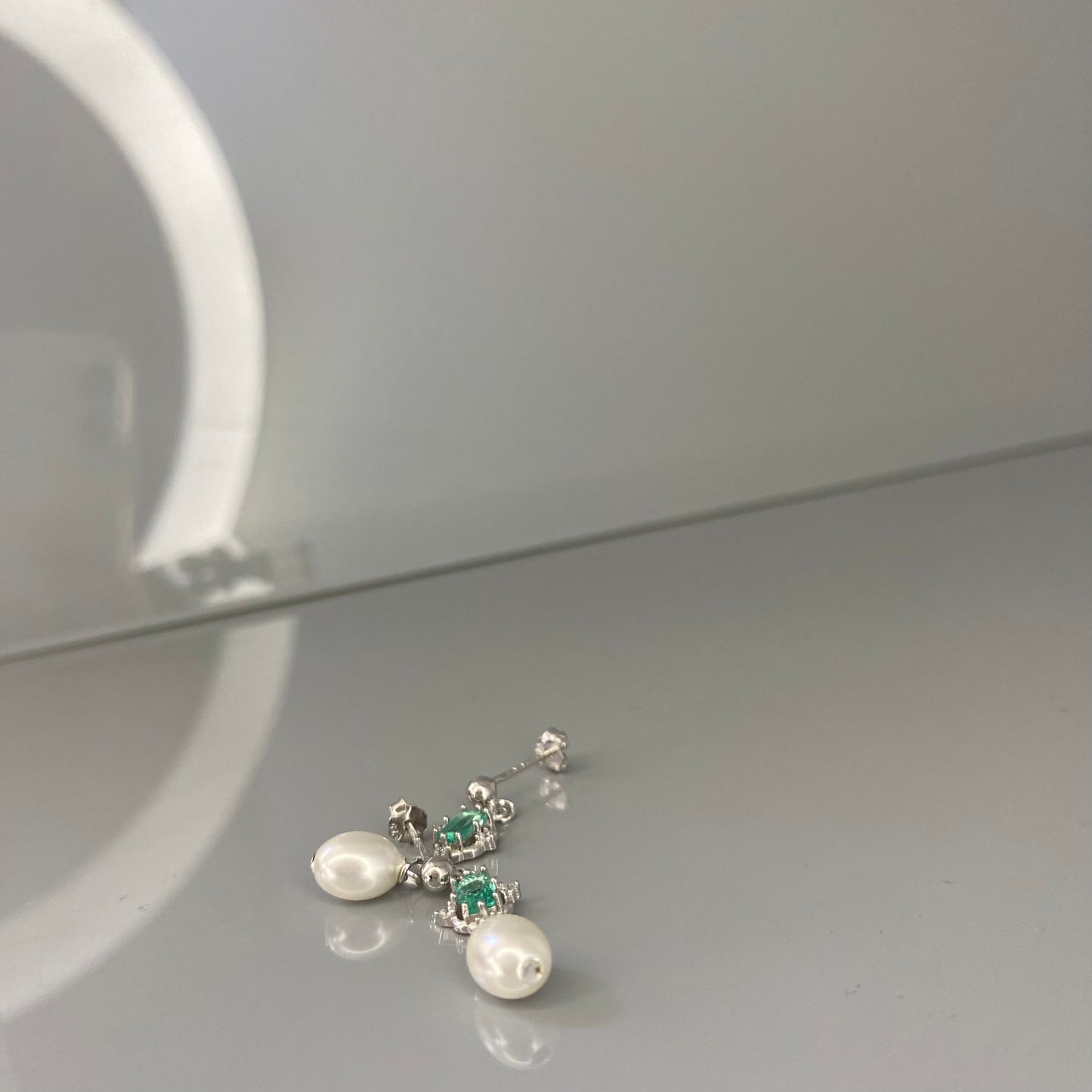 Sidabriniai rodžiuoti kabantys auskarai su perlu ir cirkoniu