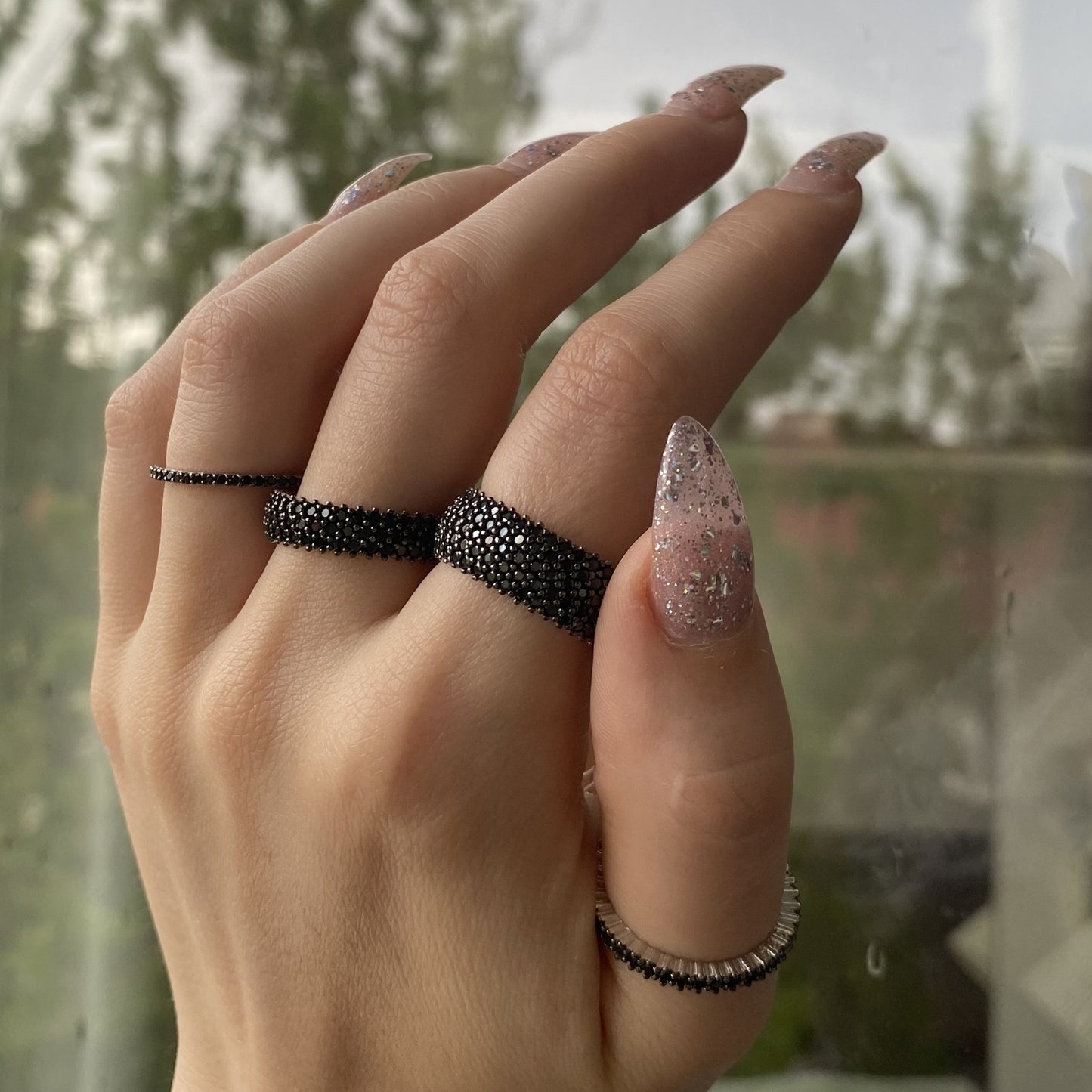 1mm žiedelis su juodu cirkoniu