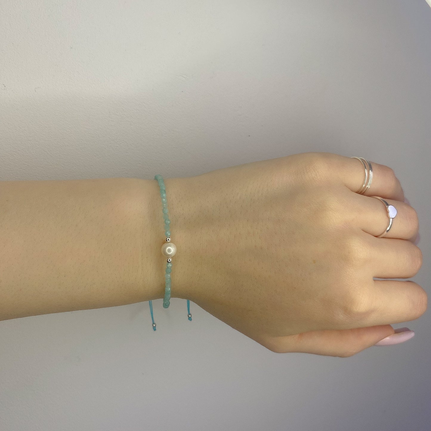 Siūlo apyrankė su perlu ir akvamarino akmenukais