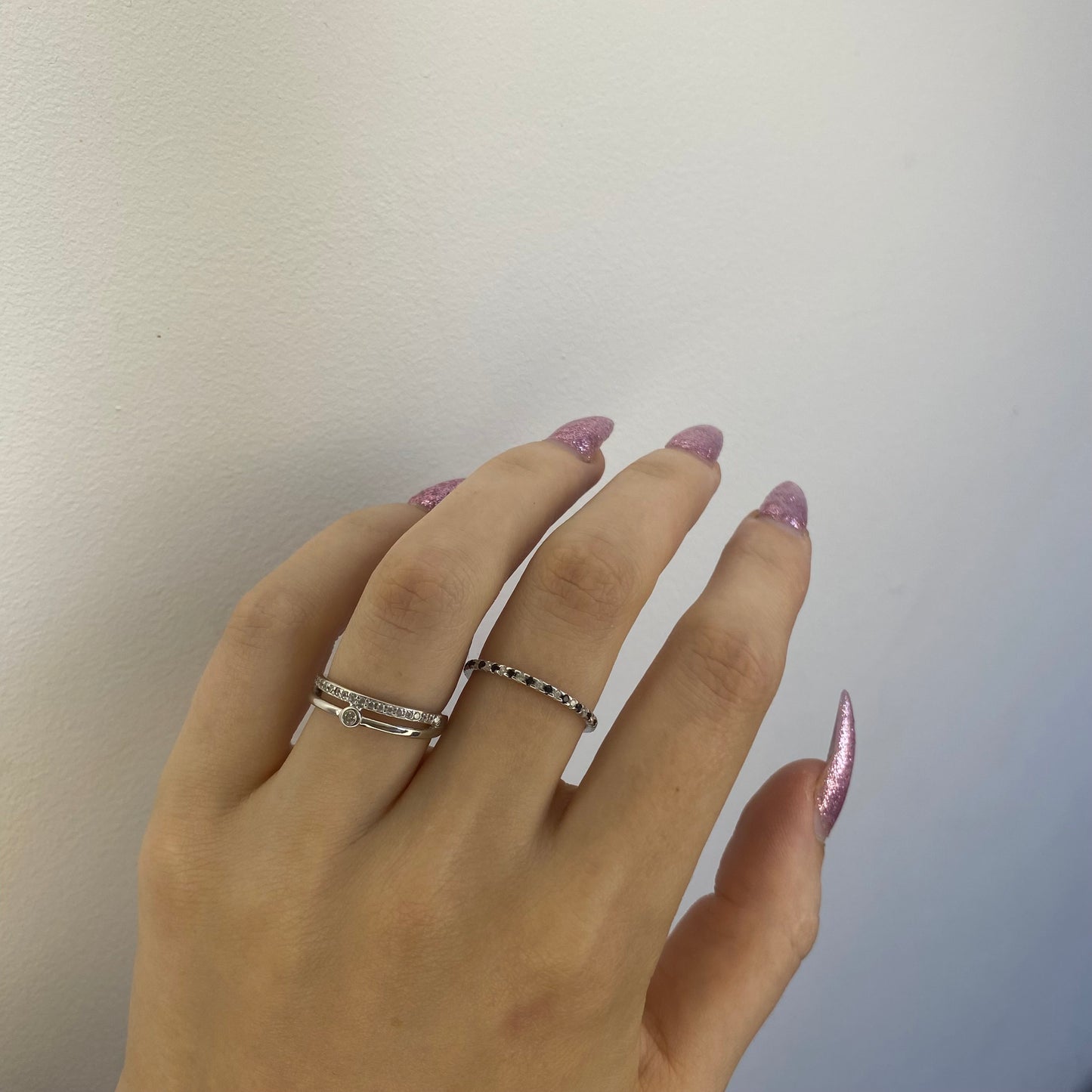 Dvigubas sujungtas sidabrinis rodžiuotas žiedas su cirkoniais