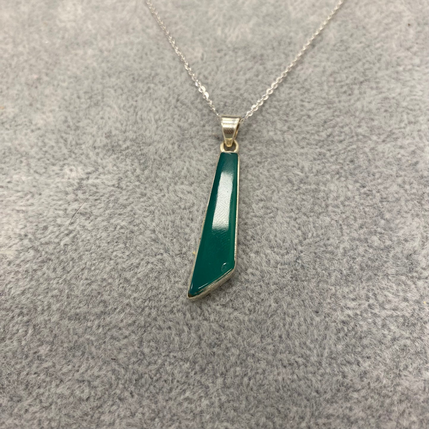 Sidabrinis pakabukas su žaliuoju oniksu ir grandinėle