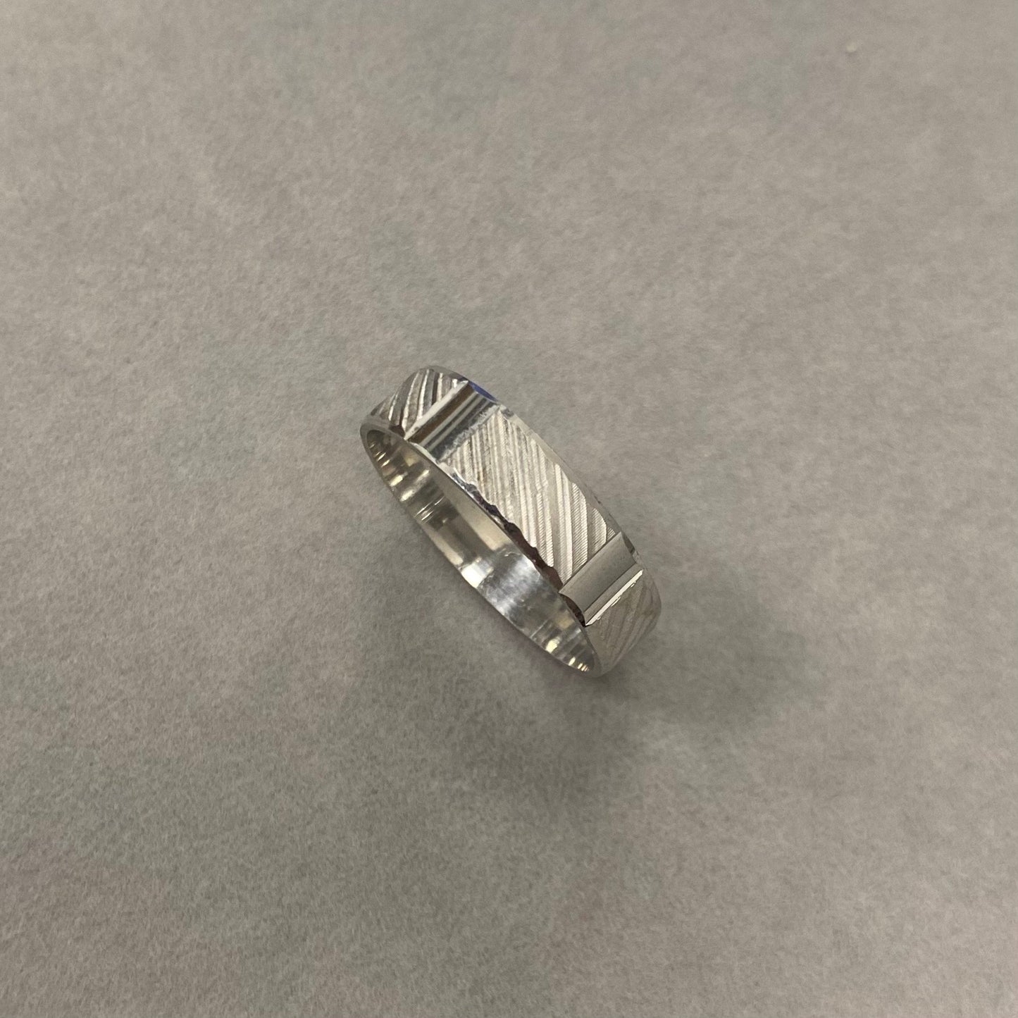 Sidabrinis rodžiuotas 6mm pločio žiedas