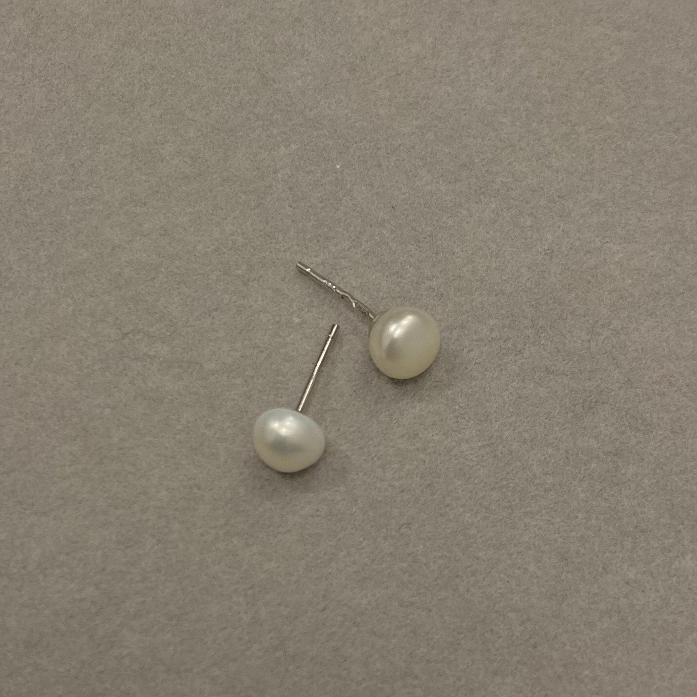 Sidabriniai rodžiuoti vinukai su perlu