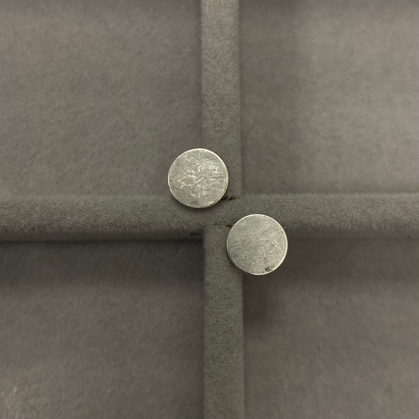 Sidabriniai apvalūs vinukai