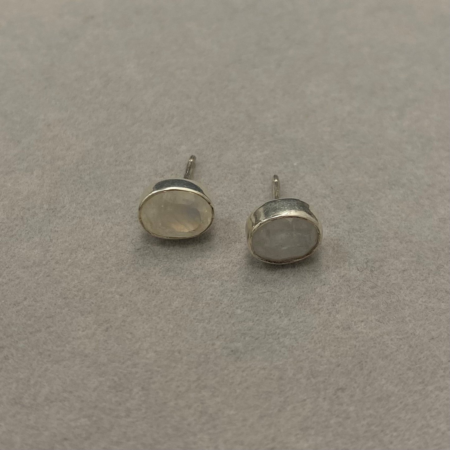 Sidabriniai auskarai su mėnulio akmeniu