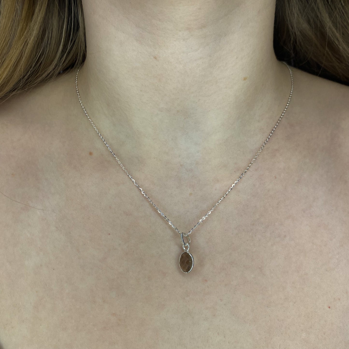 Sidabrinis pakabukas su ovaliu dūminiu kvarcu ir grandinėle