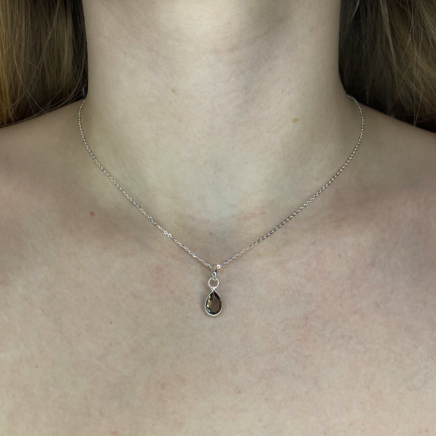 Sidabrinis pakabukas su lašo formos dūminiu kvarcu ir grandinėle