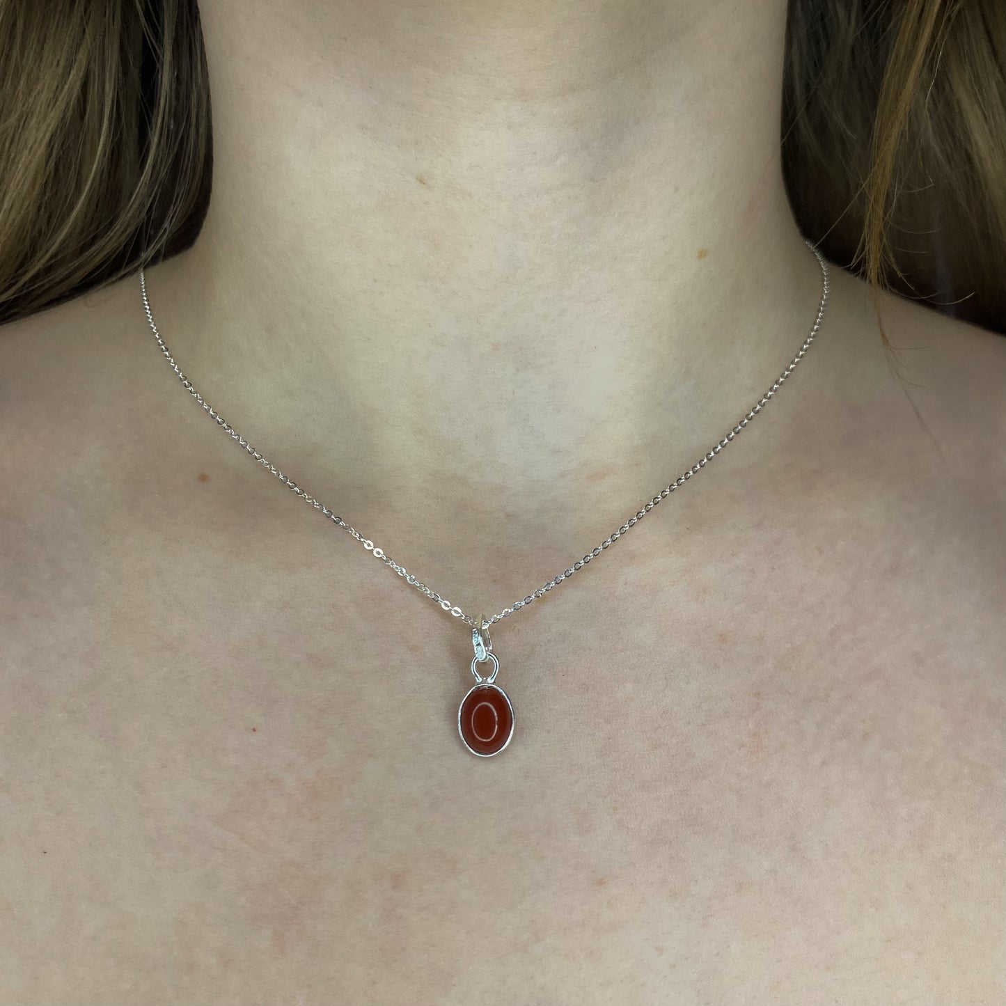 Sidabrinis pakabukas su ovaliu karneoliu ir grandinėle