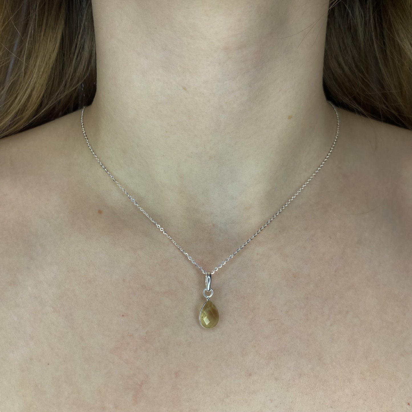 Sidabrinis pakabukas su lašo formos citrininiu kvarcu ir grandinėle