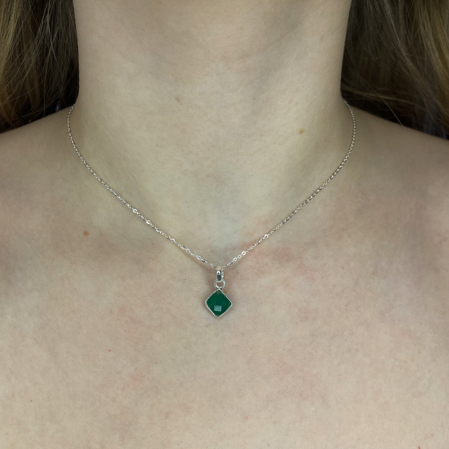 Sidabrinis pakabukas su žaliuoju oniksu ir grandinėle