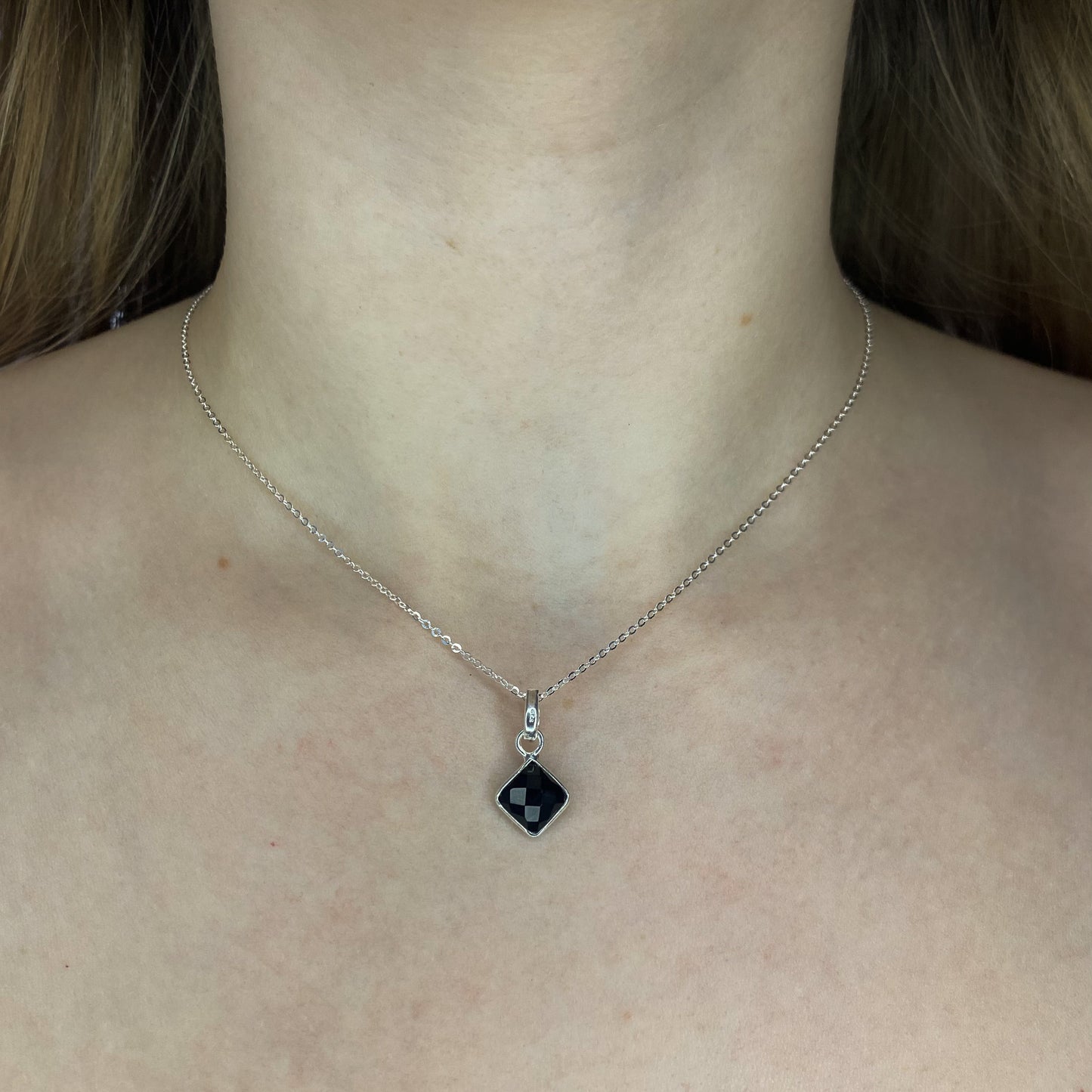 Sidabrinis pakabukas su onikso akmeniu