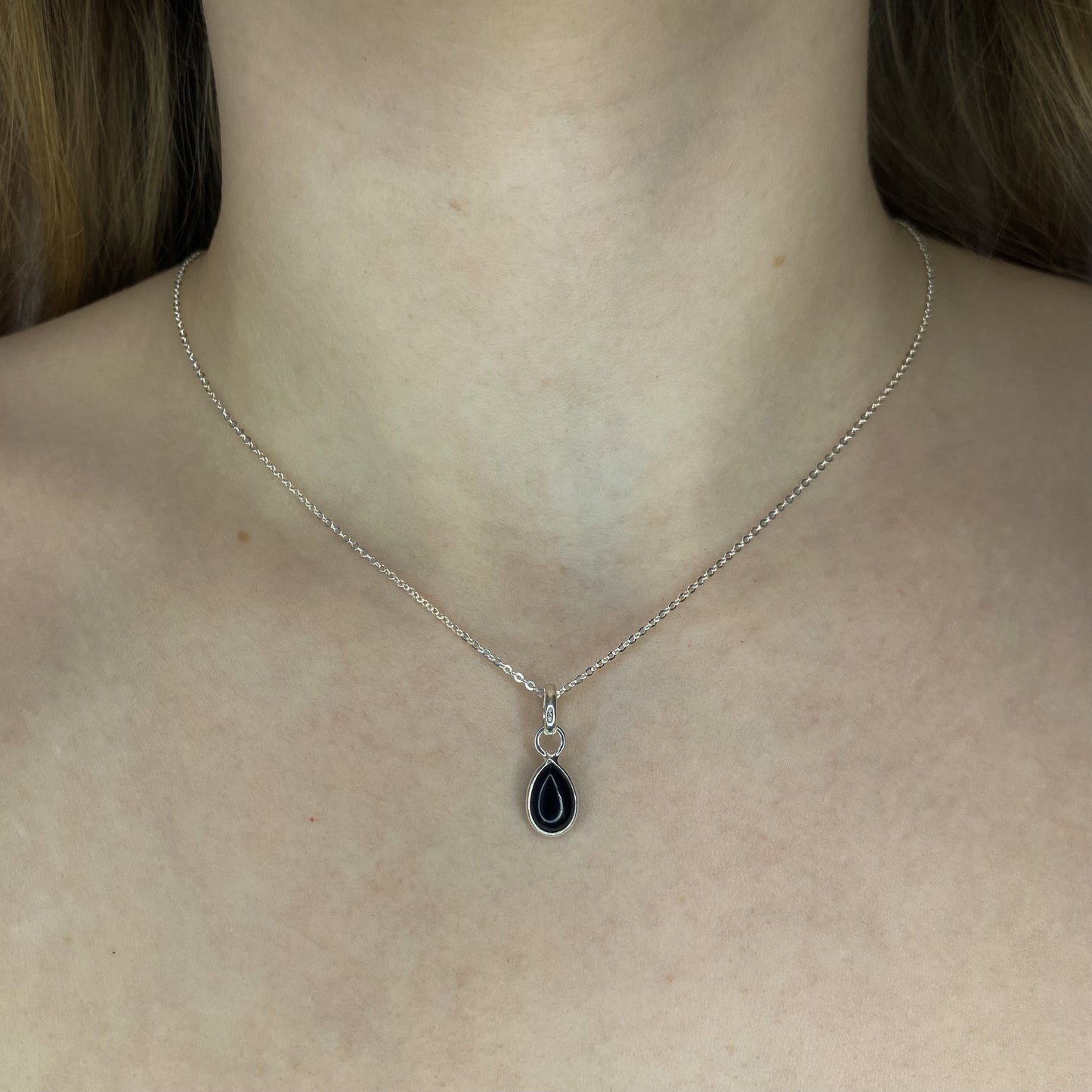 Sidabrinis pakabukas su lašo formos oniksu ir grandinėle