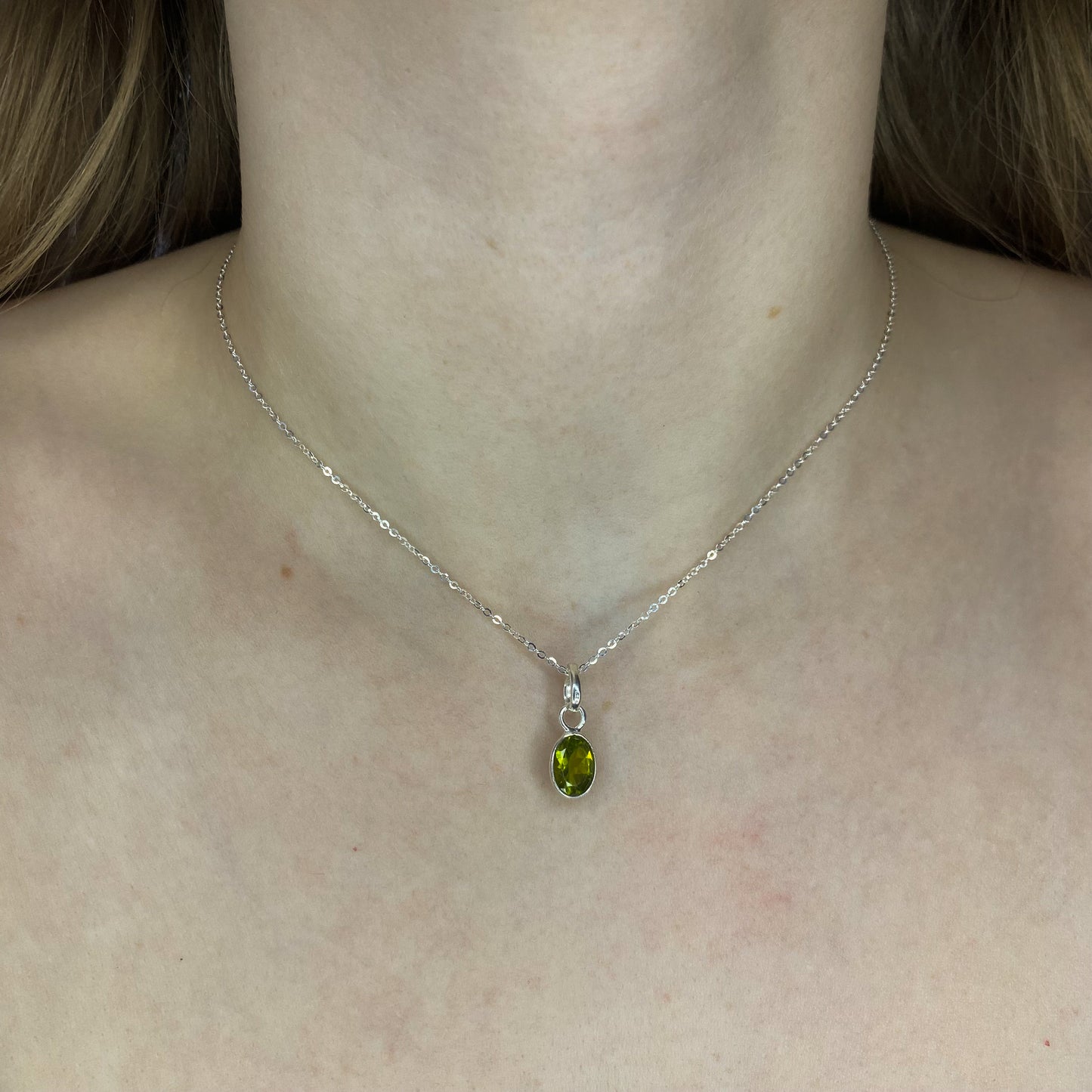 Sidabrinis pakabukas su ovaliu peridotu ir grandinėle