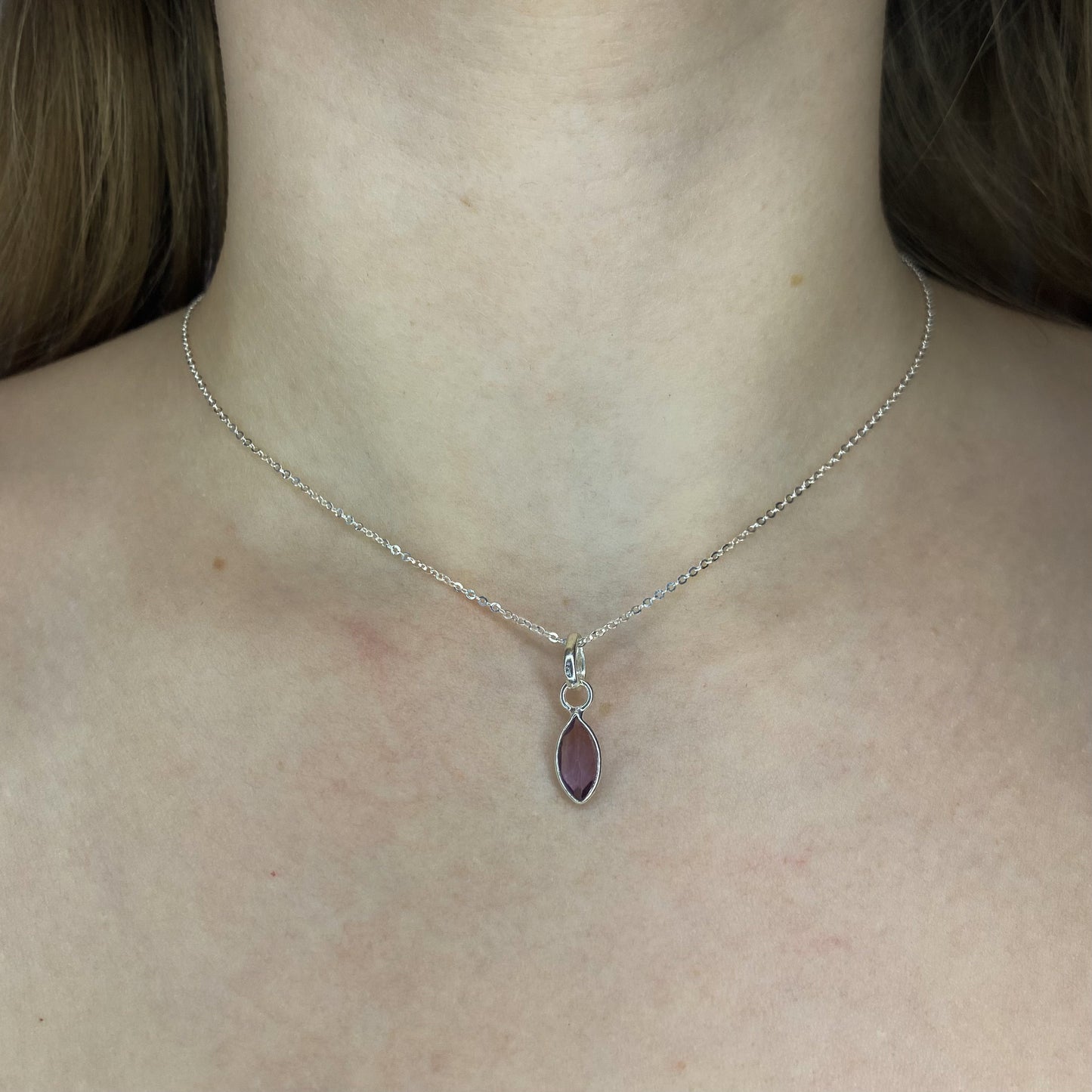 Sidabrinis pakabukas su ametistu ir grandinėle