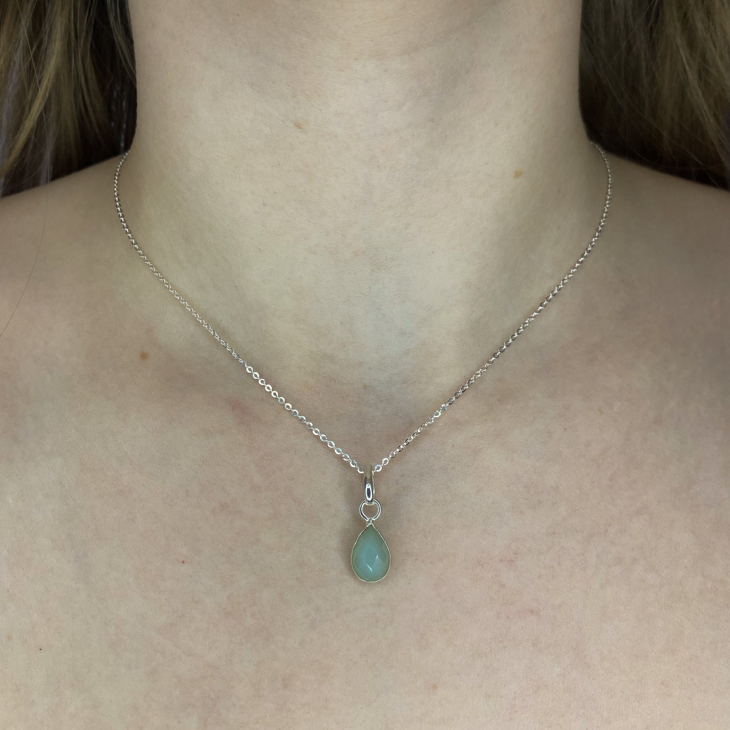 Sidabrinis pakabukas su lašo formos chalcedonu ir grandinėle