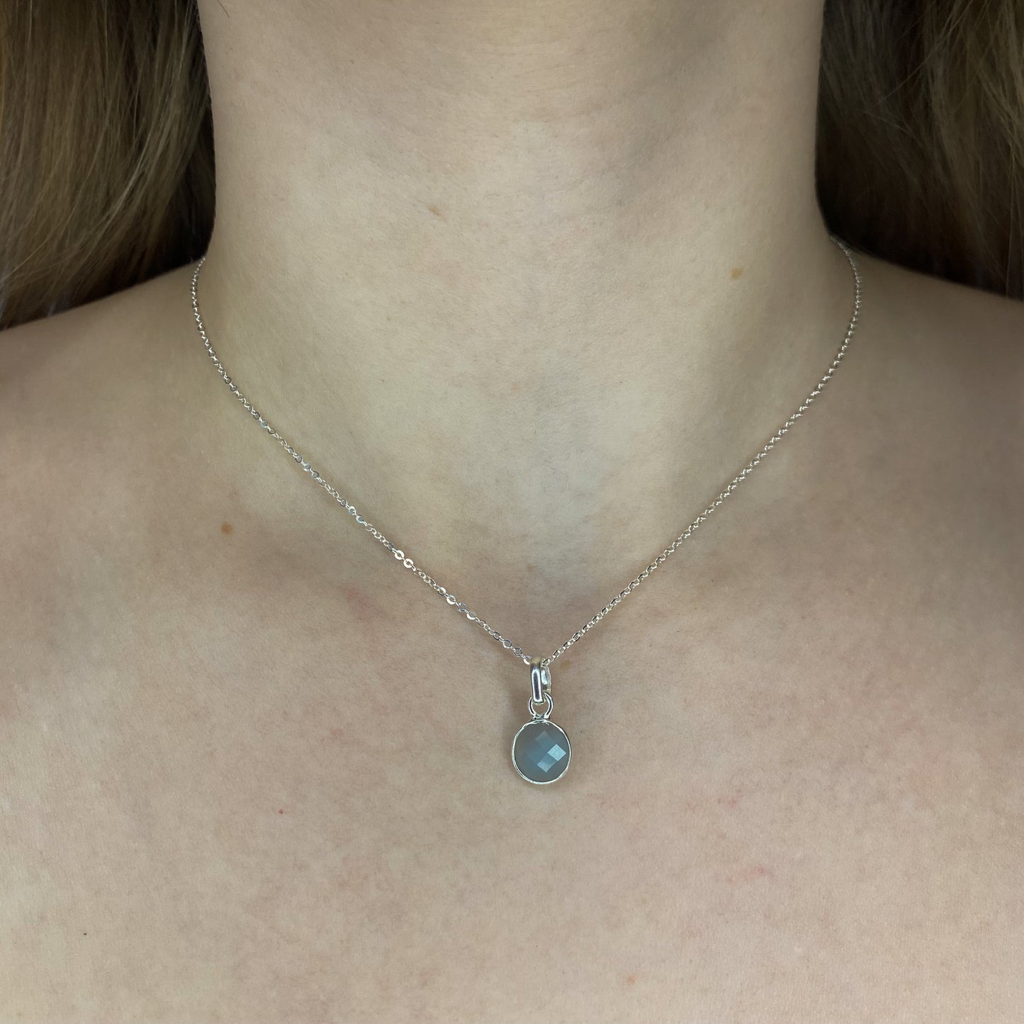 Sidabrinis pakabukas su apvaliu chalcedonu ir grandinėle