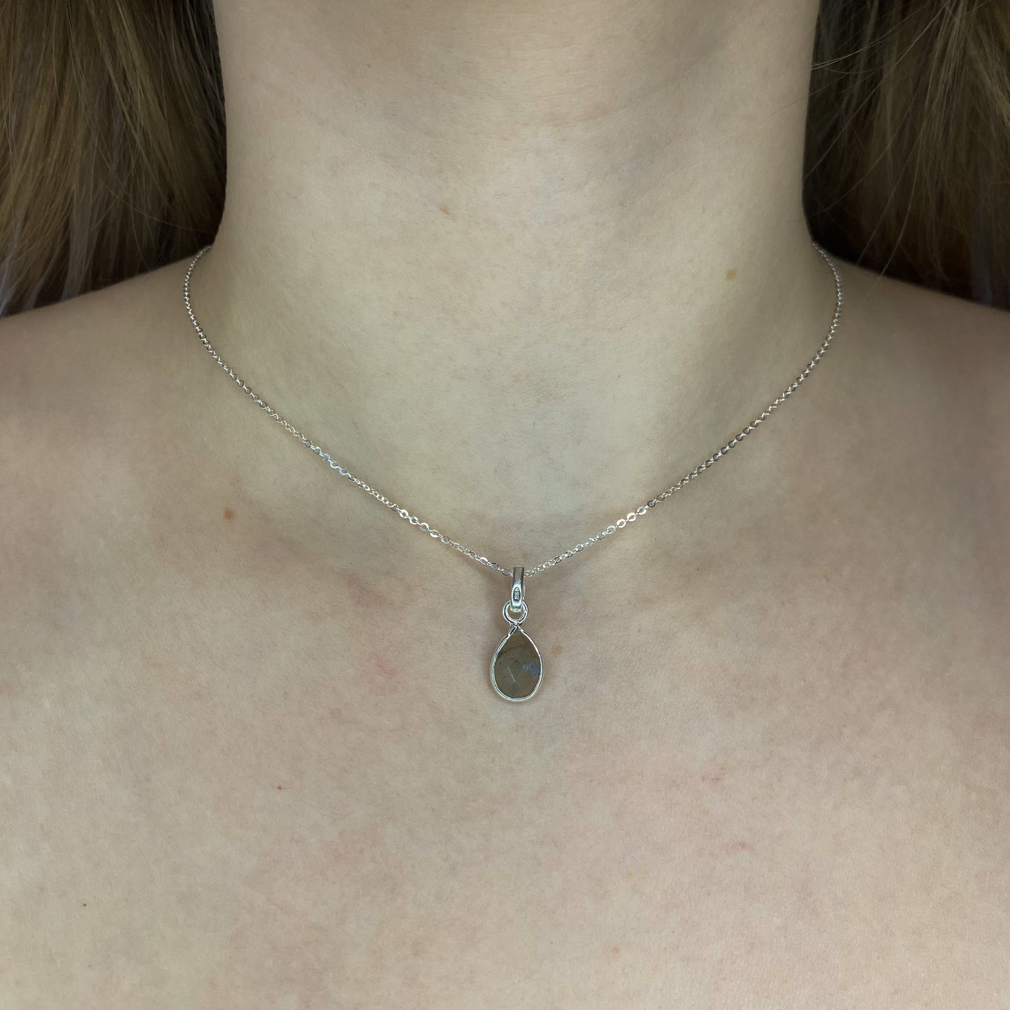 Sidabrinis pakabukas su lašo formos labradoritu ir grandinėle