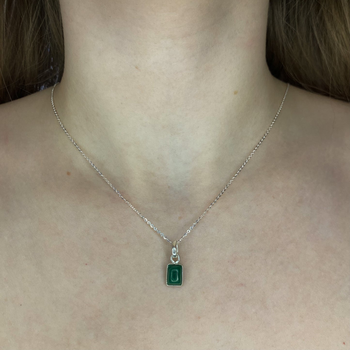 Sidabrinis pakabukas su malachitu ir grandinėle