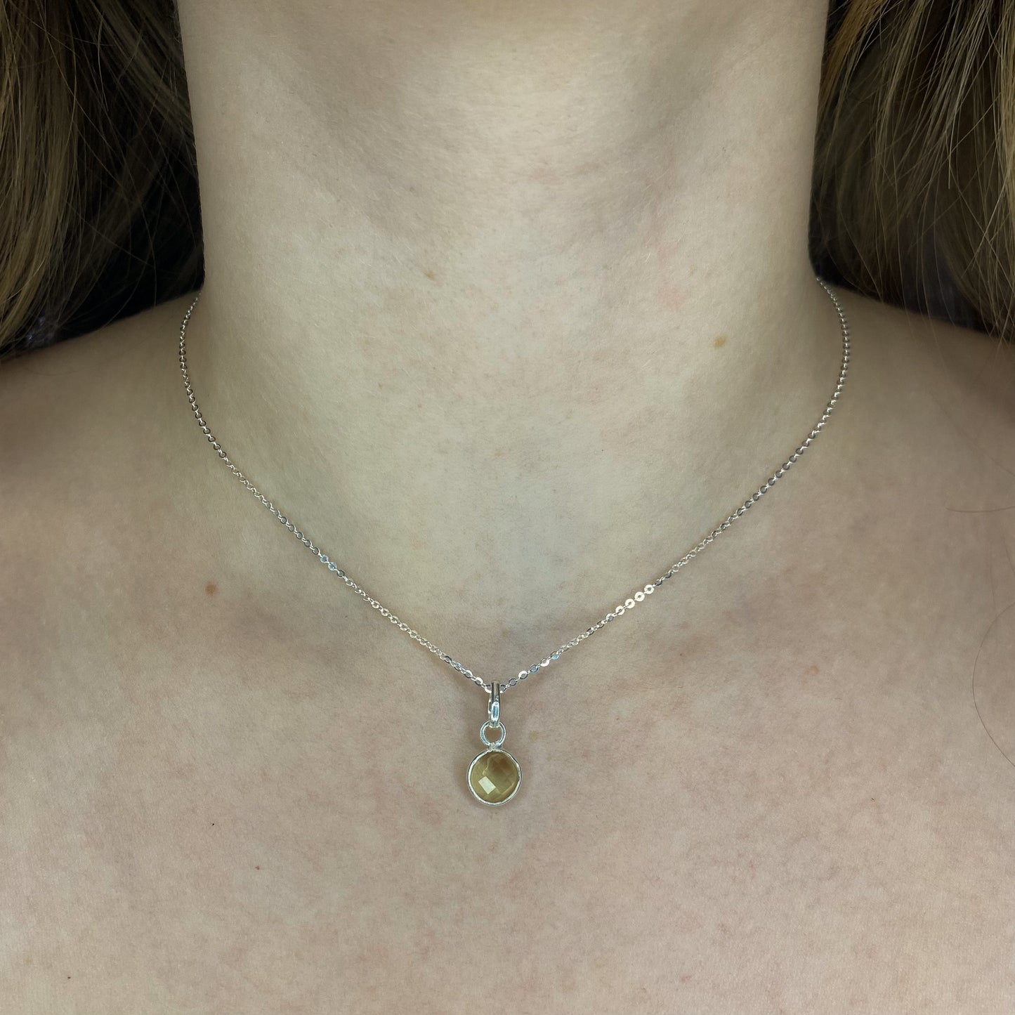 Sidabrinis pakabukas su apvaliu citrininiu kvarcu