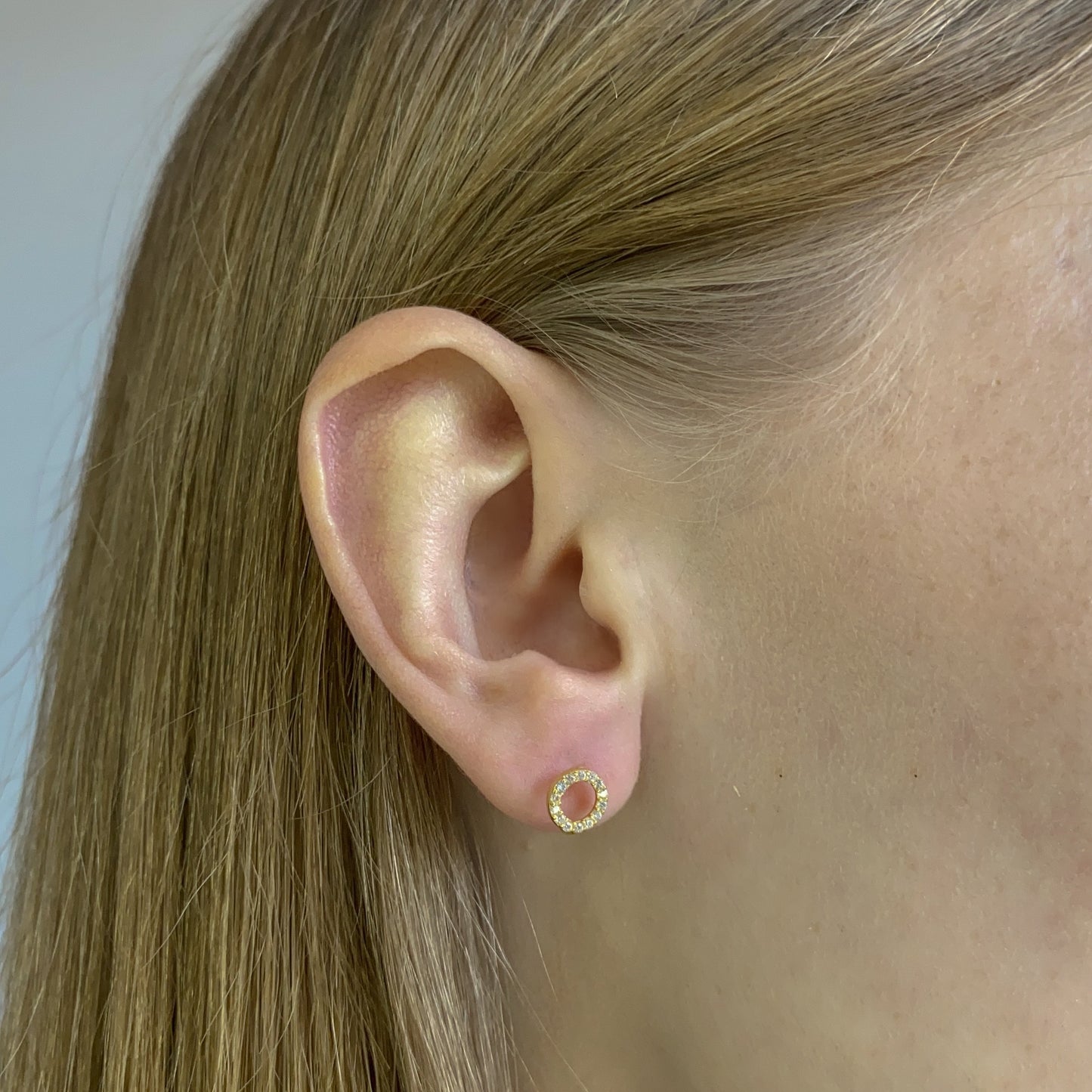 Sidabriniai auksuoti apvalūs auskarai su cirkoniais