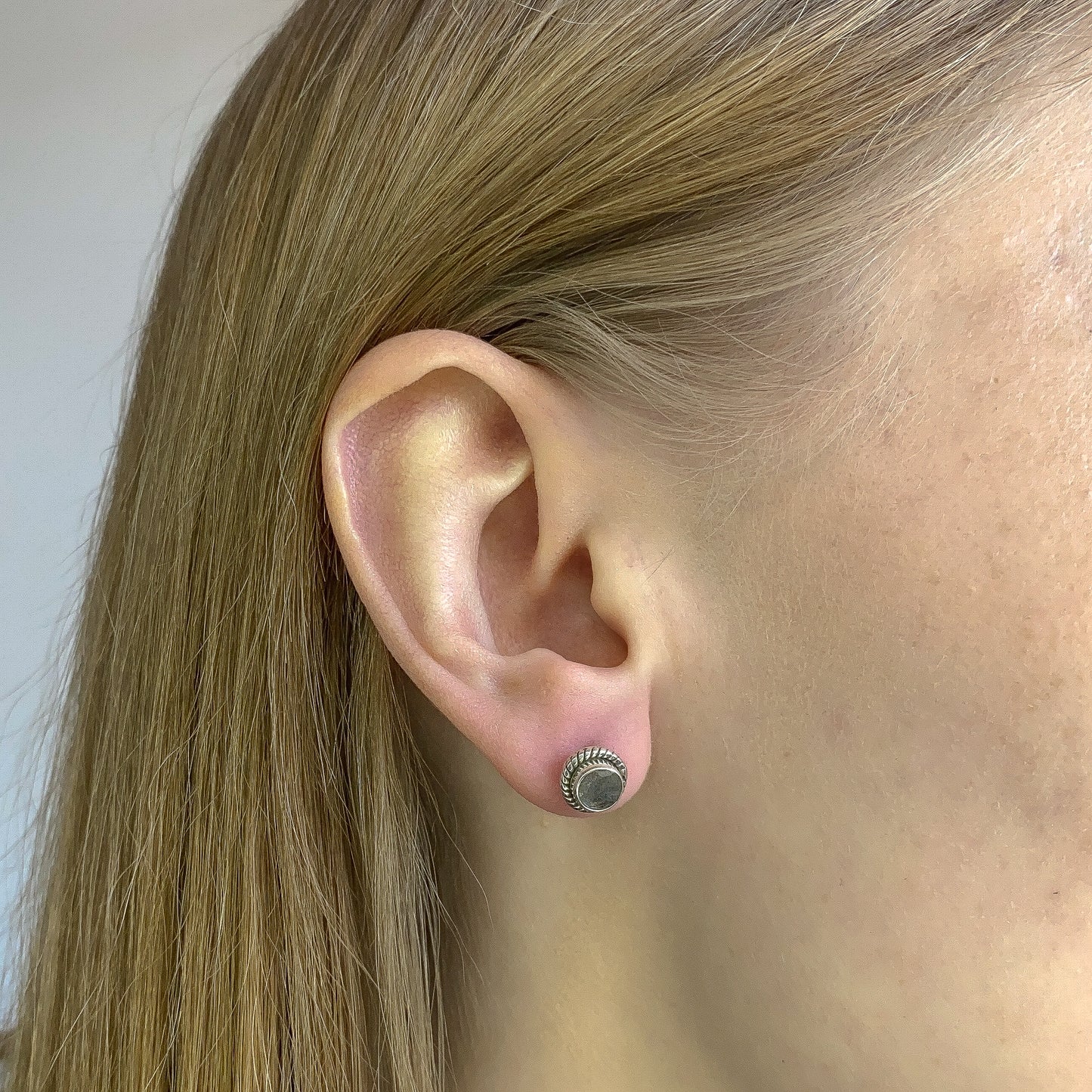 Sidabriniai apvalūs auskarai su labradorito akmeniu