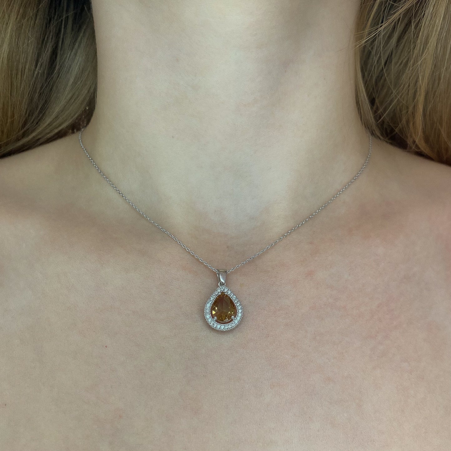 Sidabrinis lašo formos pakabukas su sultanitu ir grandinėle