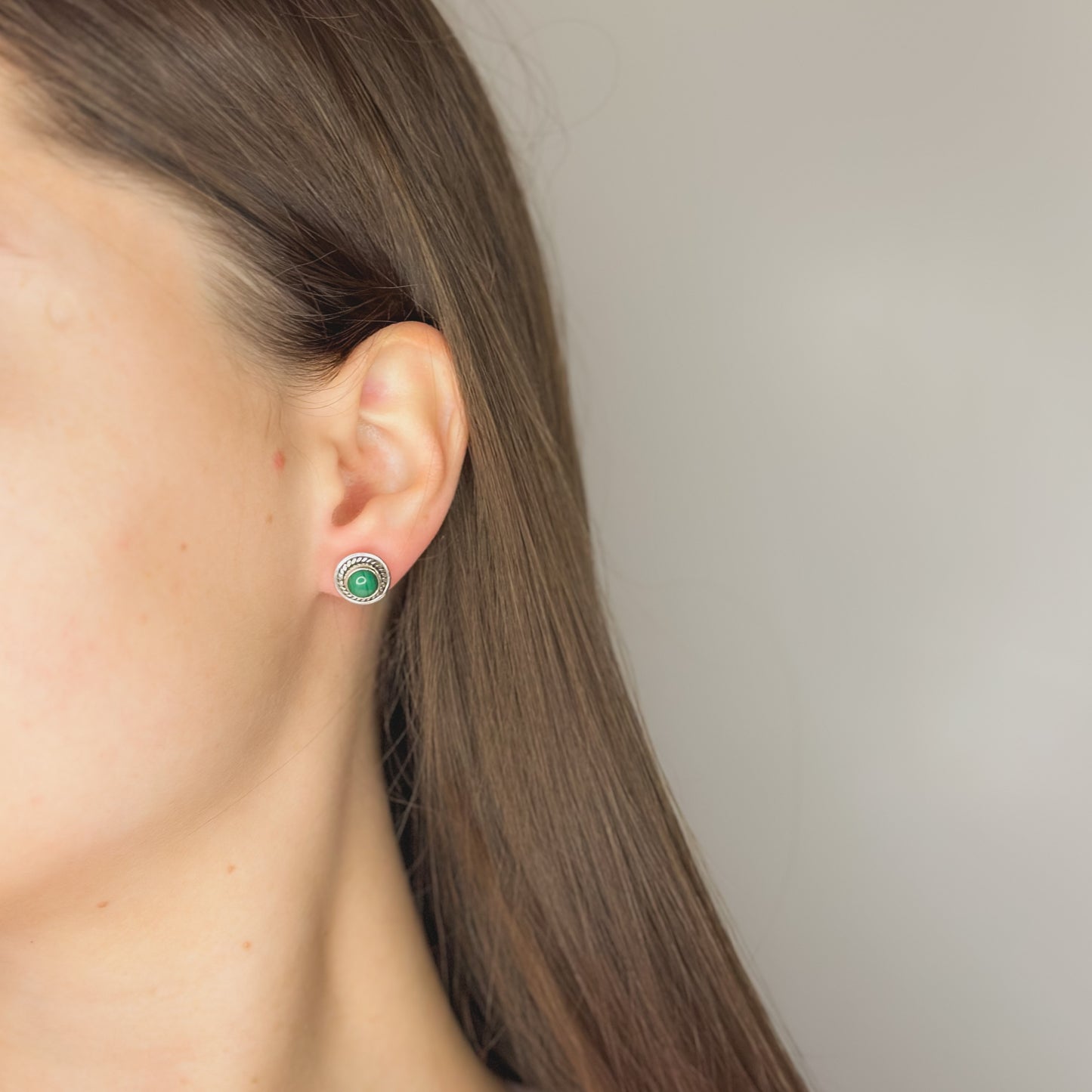 Sidabriniai auskarai su apvaliu malachitu