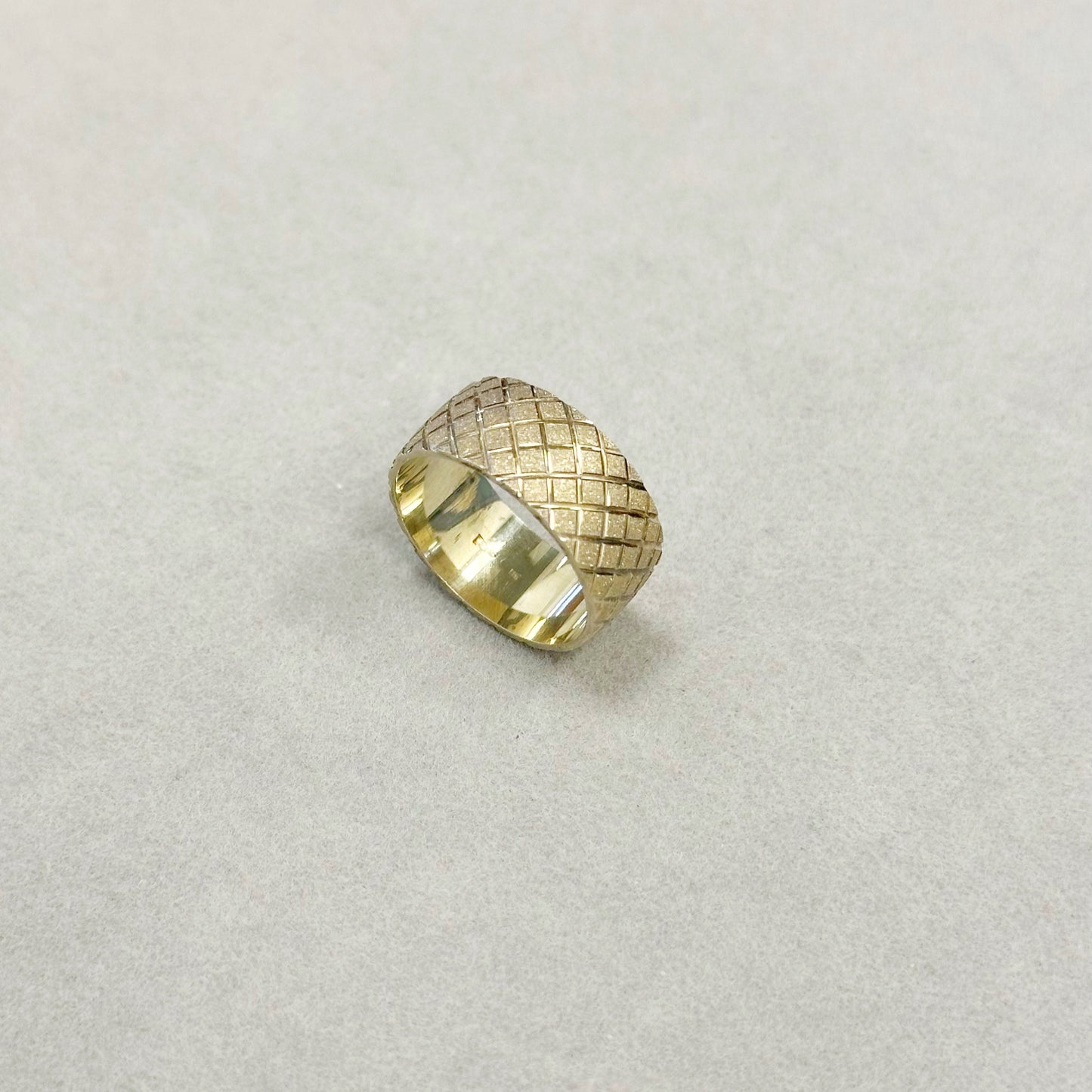 Sidabrinis auksuotas 8mm žiedas blizgančiu paviršiumi