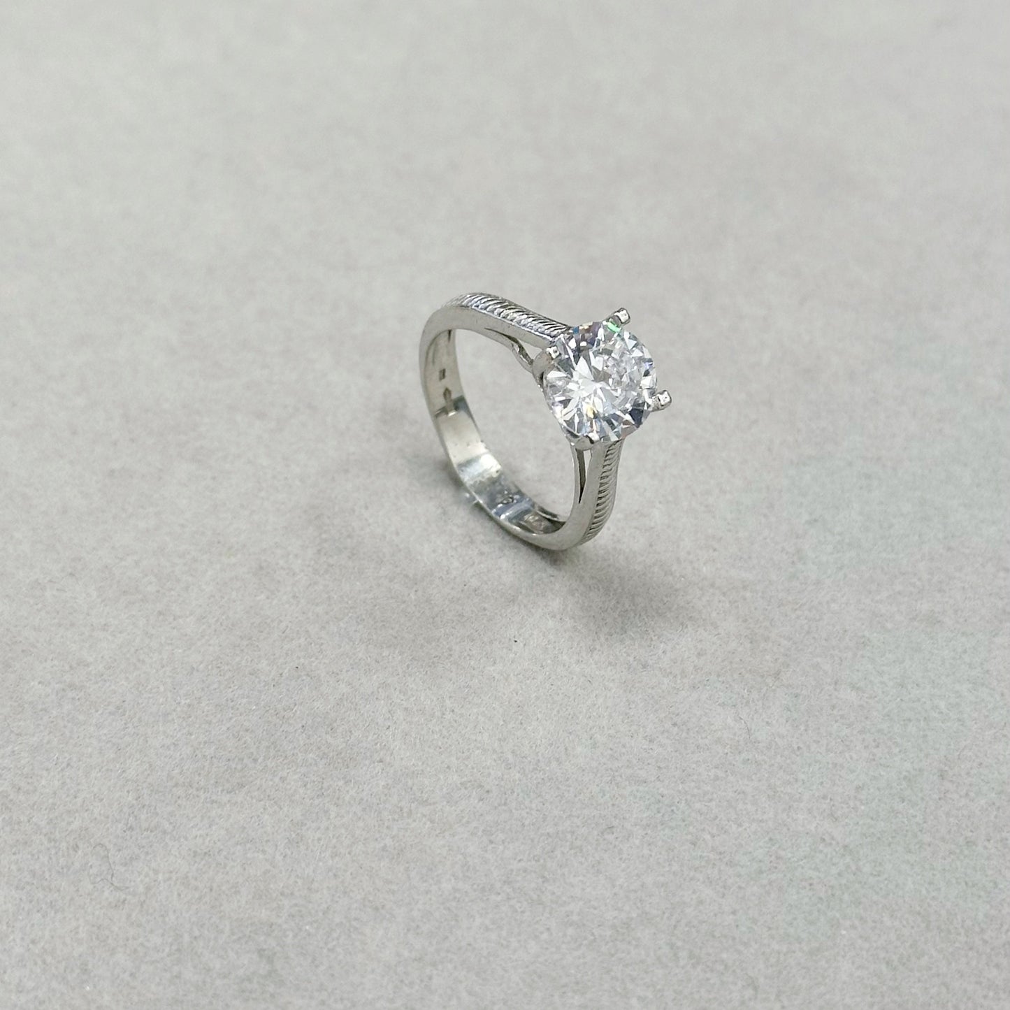 Sidabrinis rodžiuotas žiedas su 8mm cirkonio akute