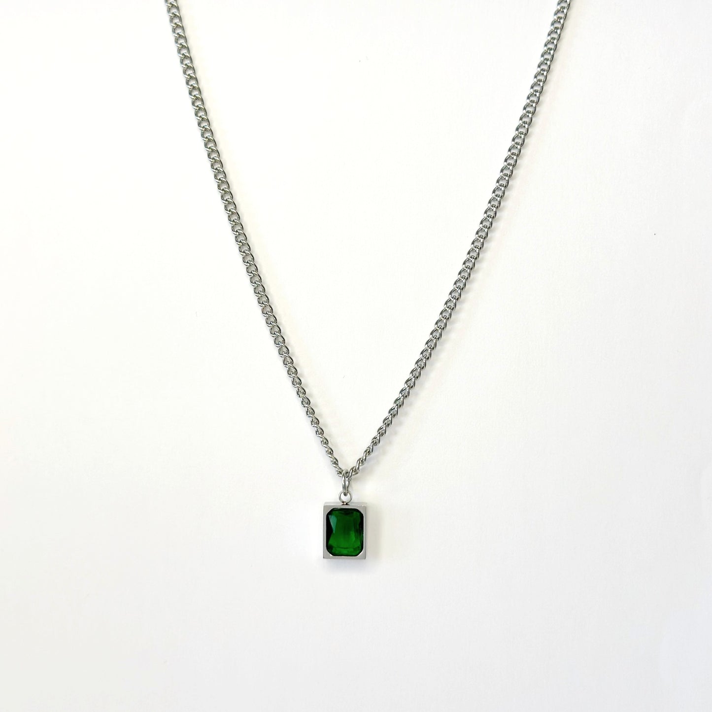 Pakabukas su žaliu cirkoniu ir grandinėle