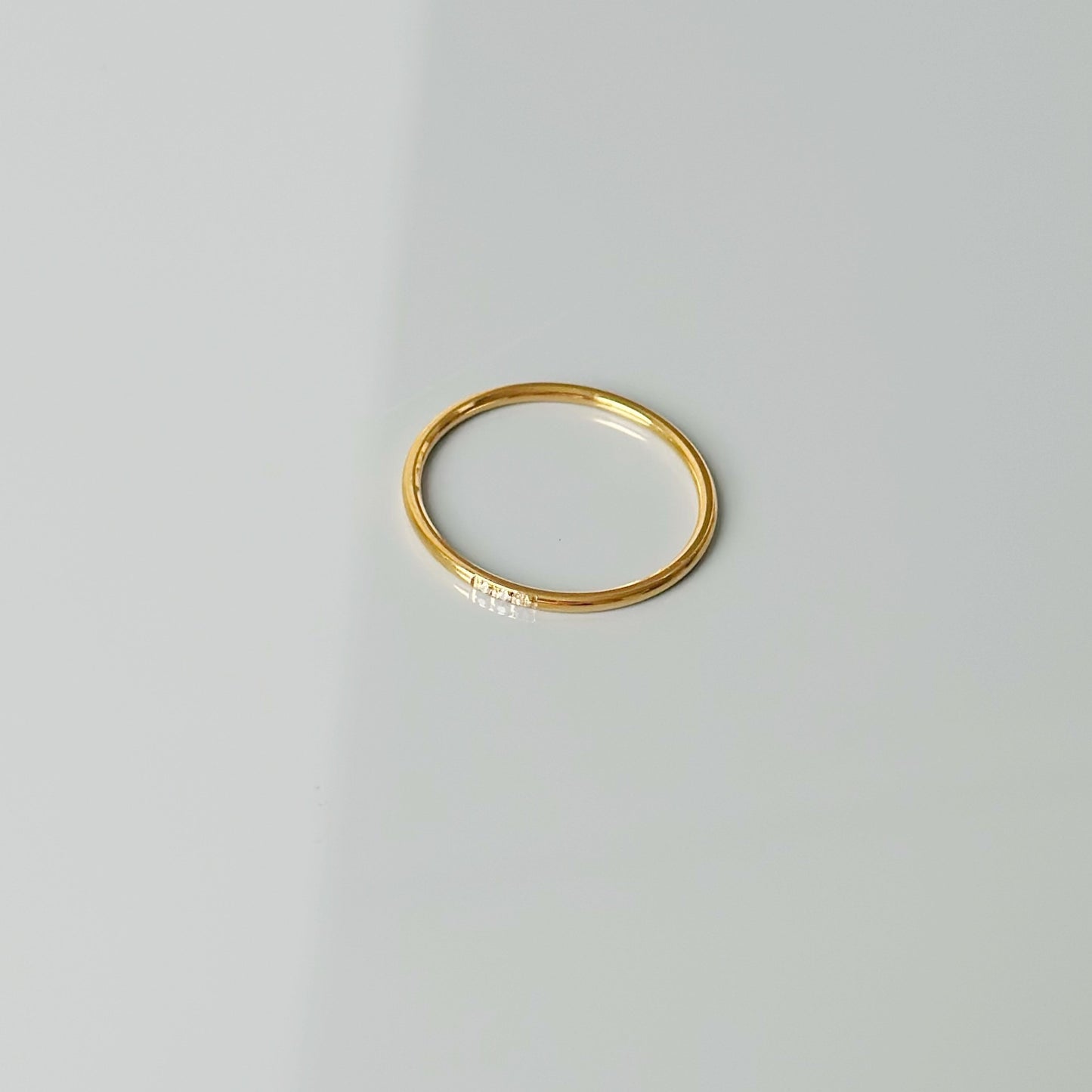 Auksuotas žiedas su trimis mažais cirkoniais