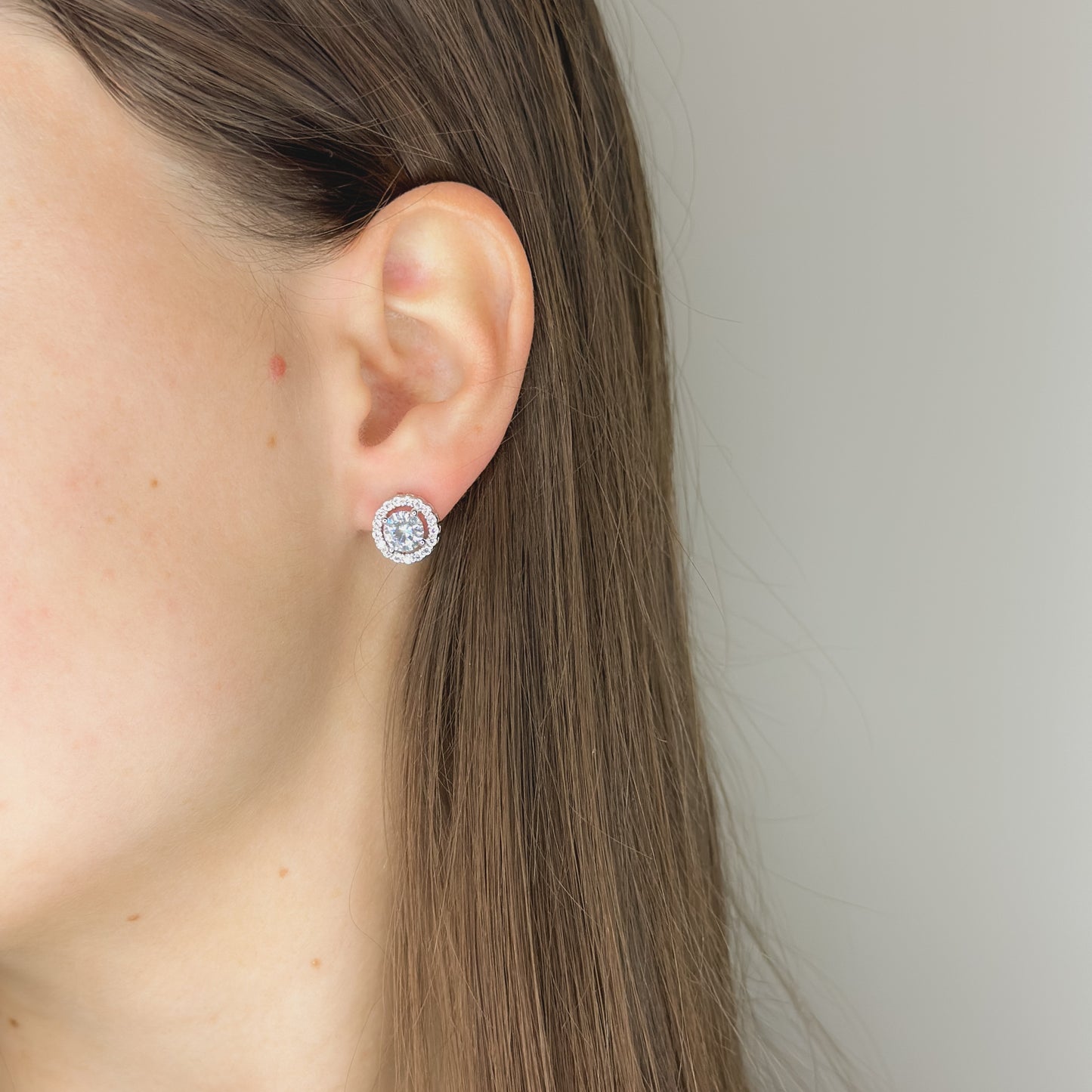 Sidabriniai rodžiuoti apvalūs auskarai su cirkoniu