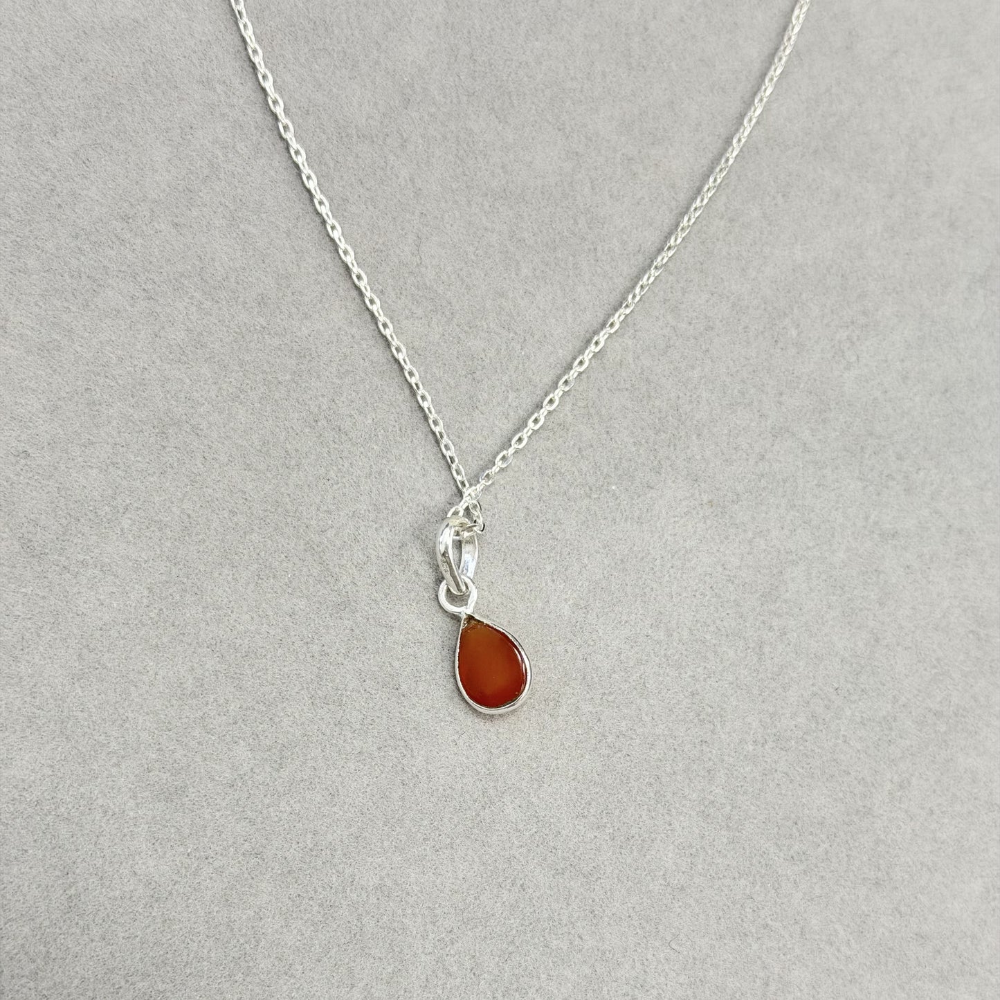 Sidabrinis pakabukas su lašo formos karneoliu ir grandinėle