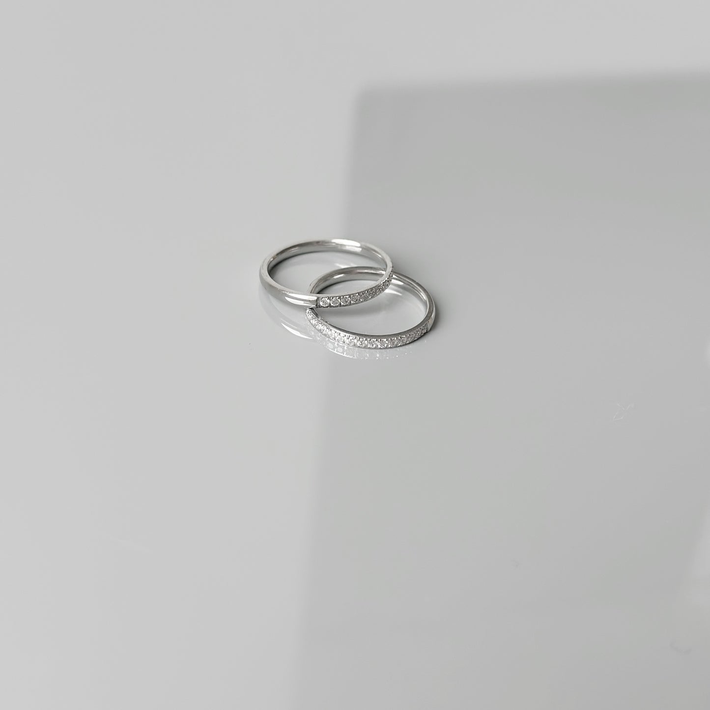 2mm žiedelis su baltais cirkoniais