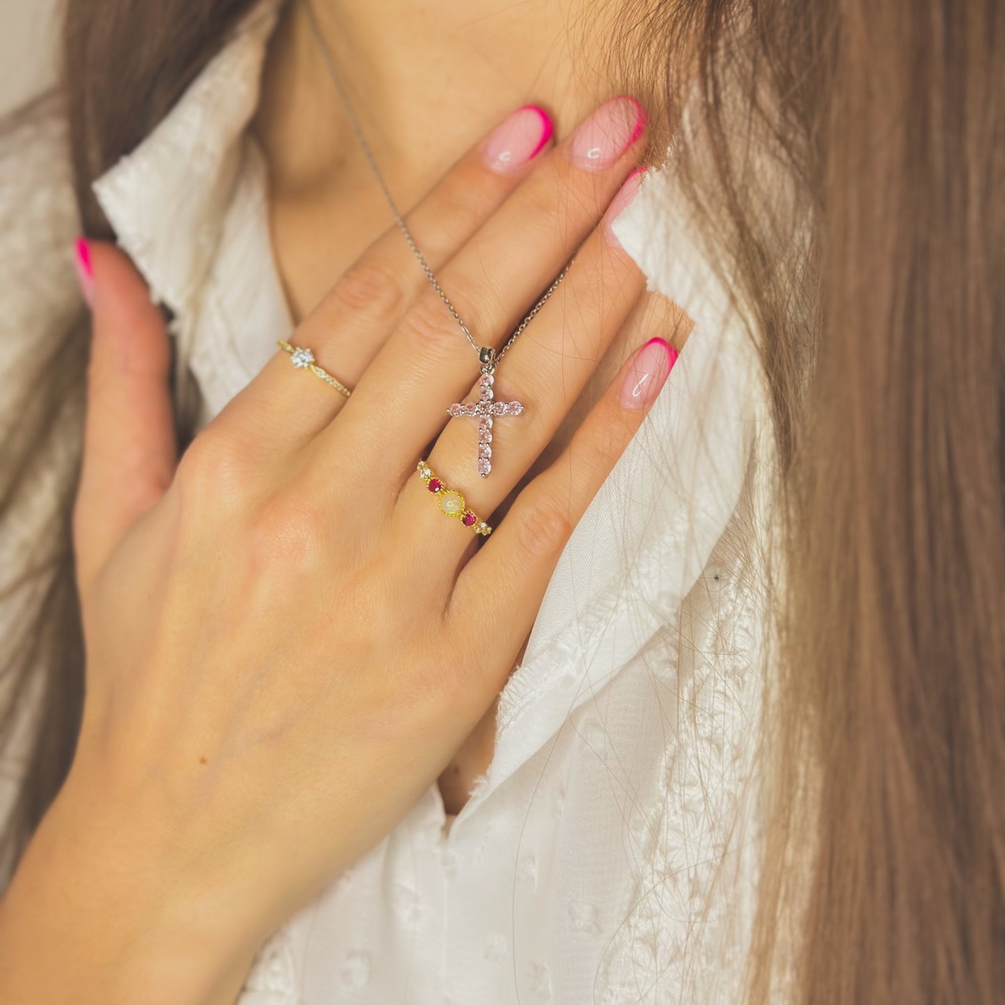 Sidabrinis rodžiuotas kryželis su rožiniais cirkoniais ir grandinėle