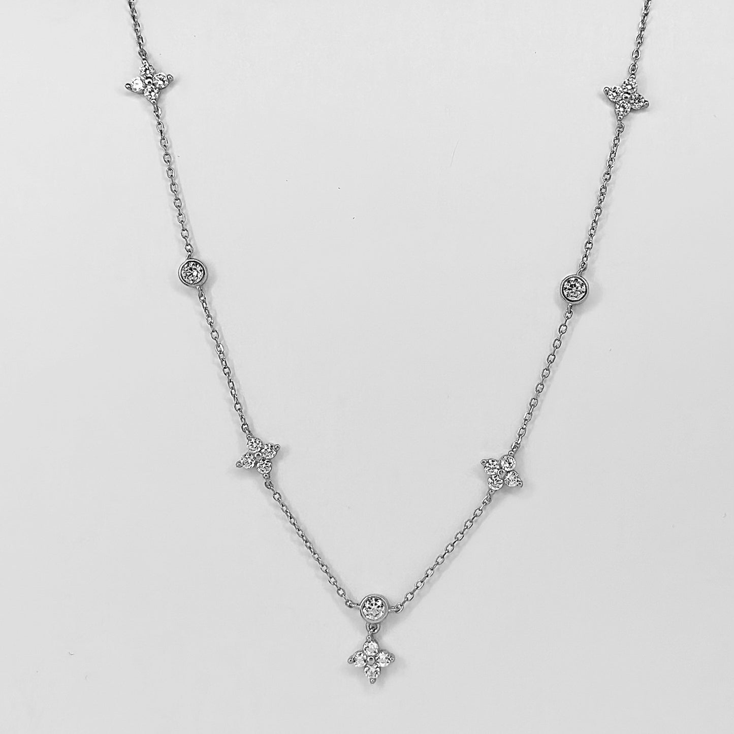 Sidabrinis pakabukas "Gėlytės" su cirkoniais ir grandinėle