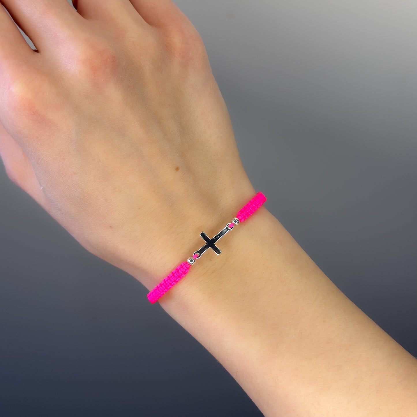 Siūlo apyrankė su sidabriniu rodžiuotu kryželiu