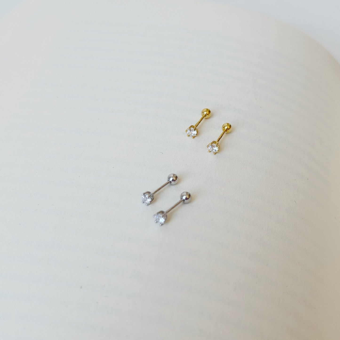 Sidabriniai užsukami vinukai su cirkoniu