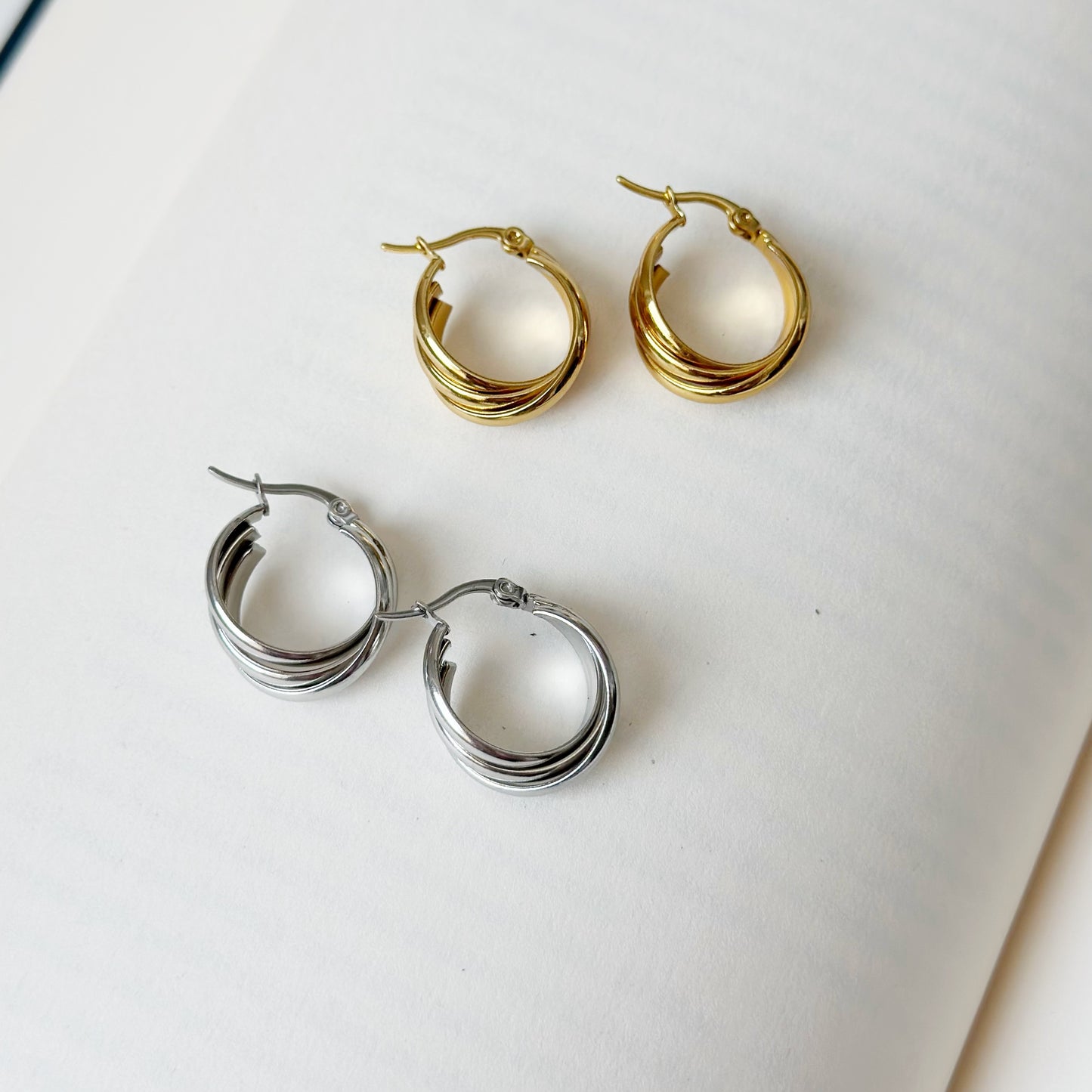 Auskarai anglišku užsegimu "Triple Twist Hoops"