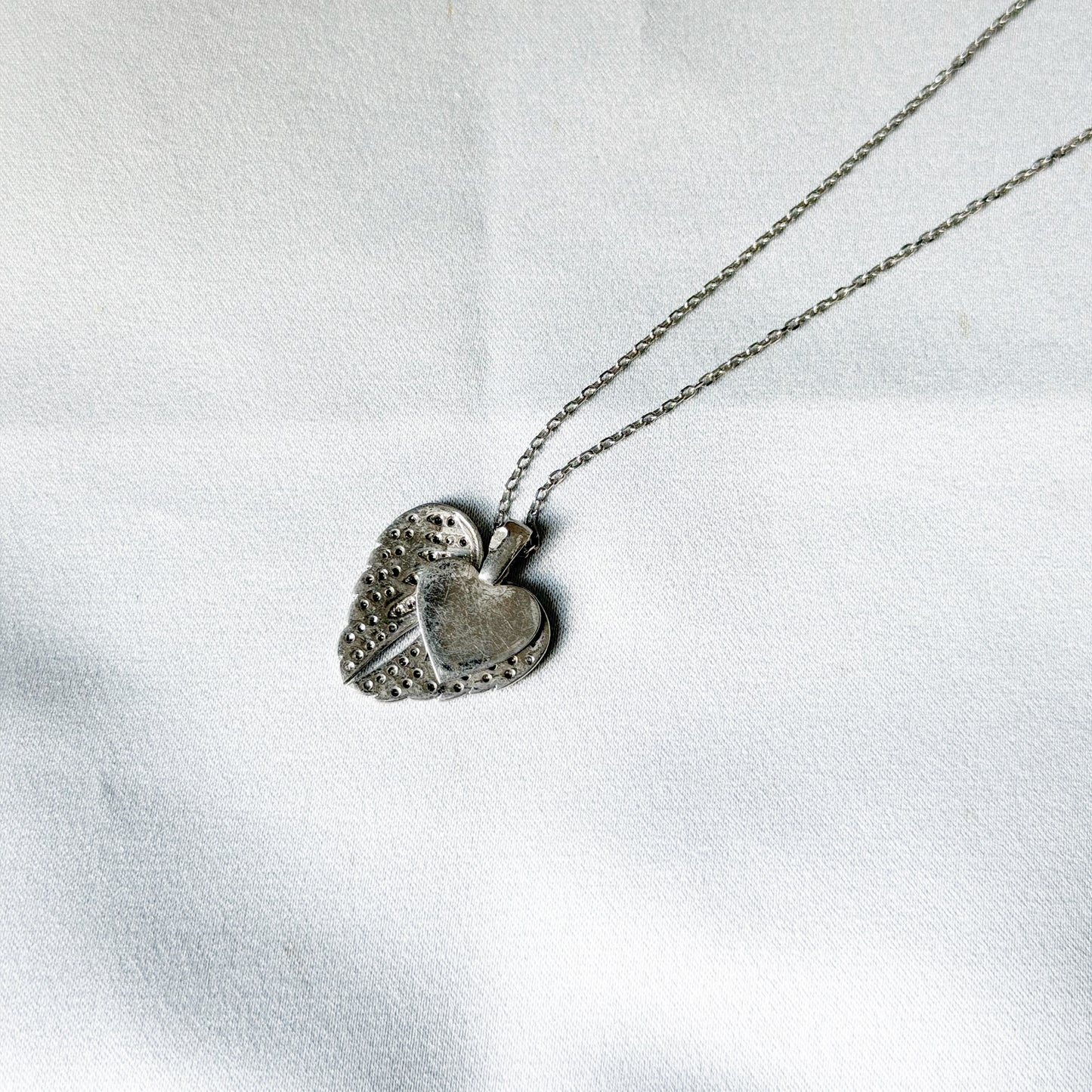 Atsiveriantis pakabukas su grandinėle "Wings & Heart"