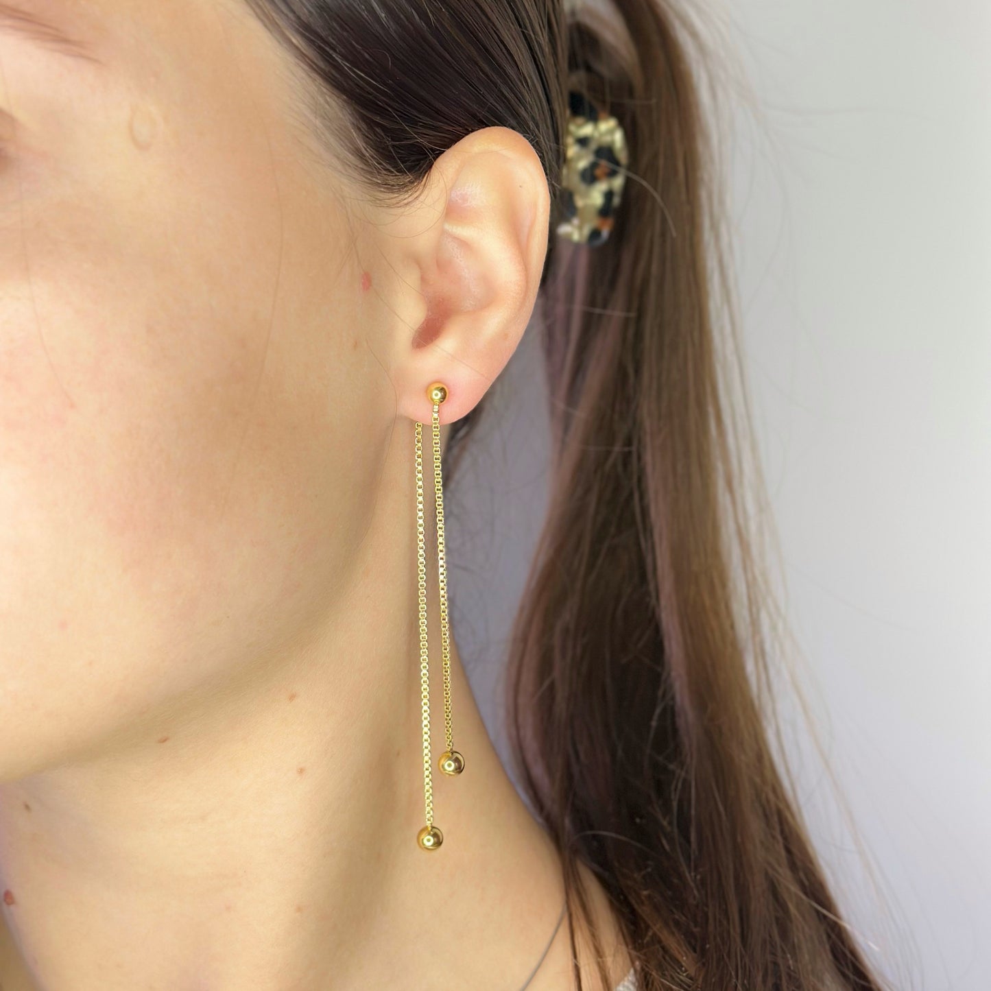 Auksuoti kabantys auskarai su grandinėle