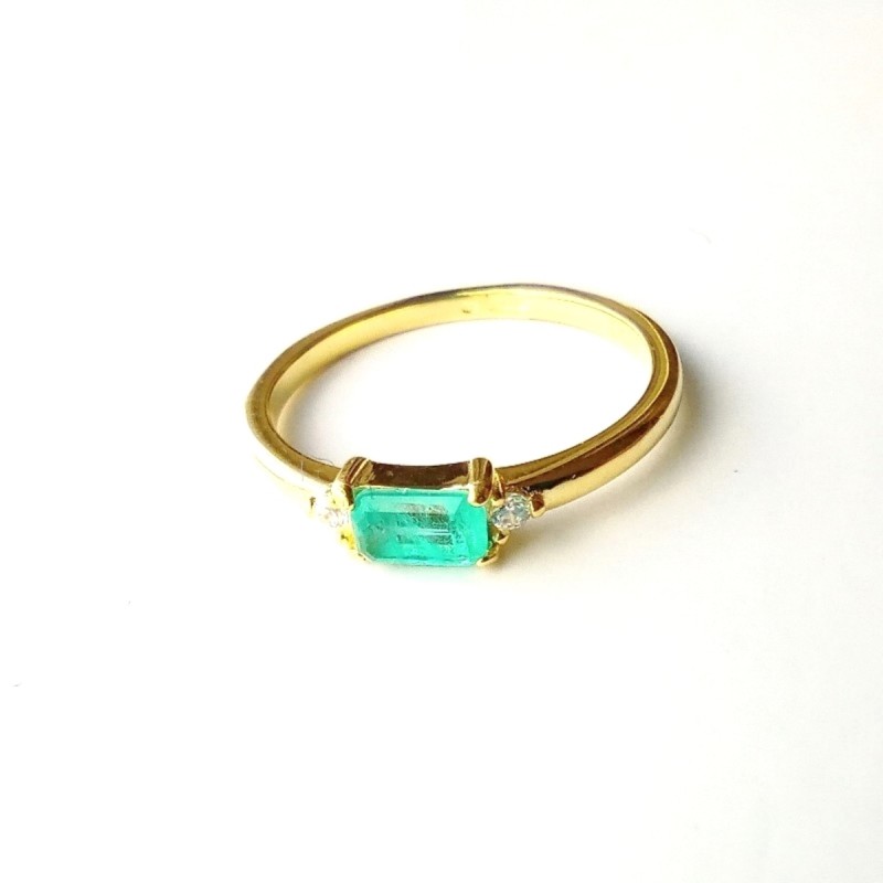 Sidabrinis auksuotas žiedas su žaliu akmeniu